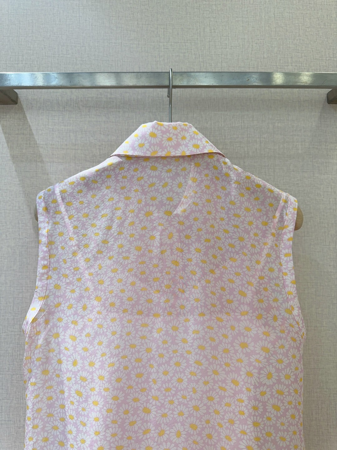 Guc*c*i Floral Print Silk Sleeveless Shirt with Bow Tie - Spring/Summer 7 cmp a1742809636525 3351