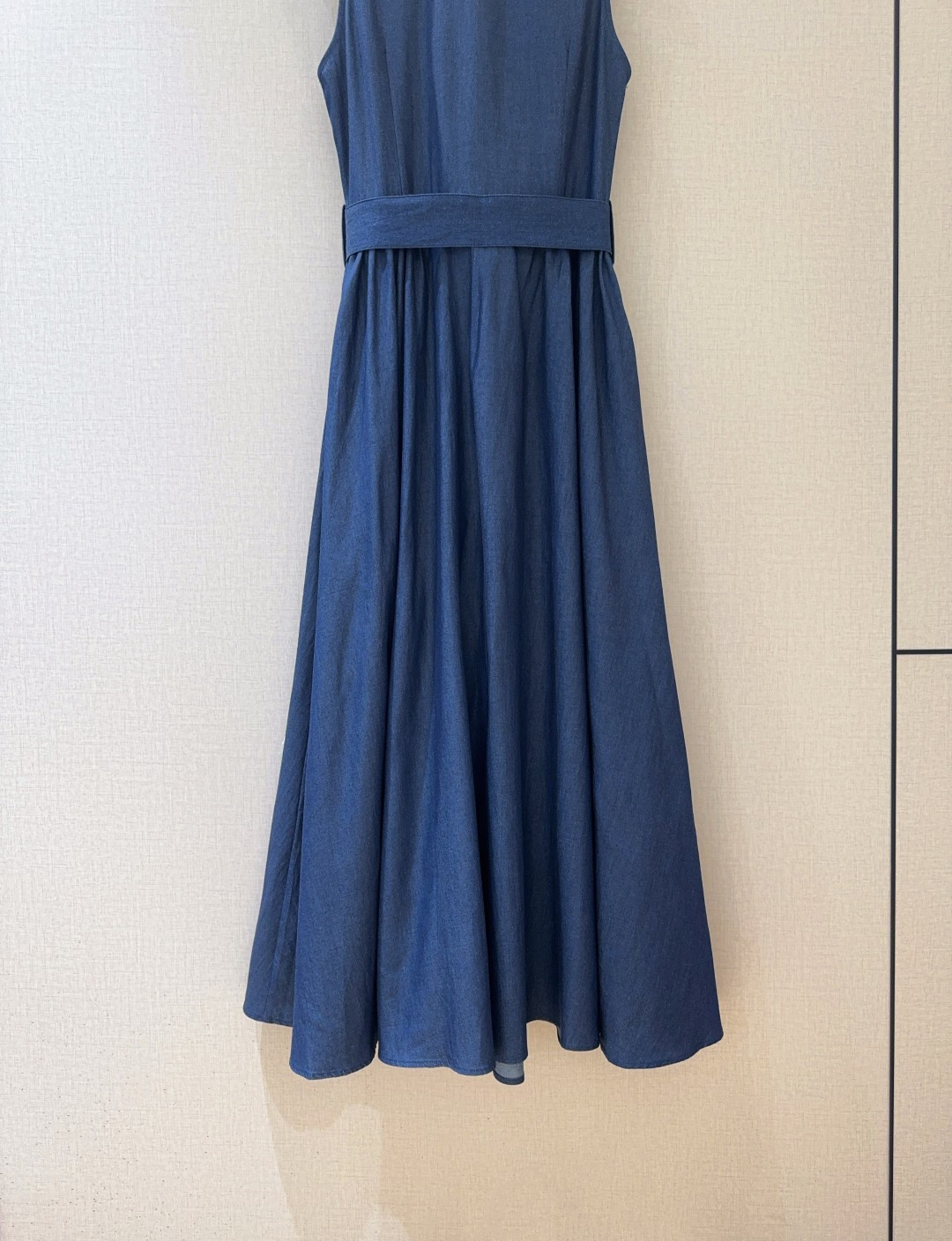 Title: New Single Women’s Suit Description: New uncuffed women’s suit with cowboy color, gold button design, waist belts, cotton pockets. Size: SXL. - 图片 6