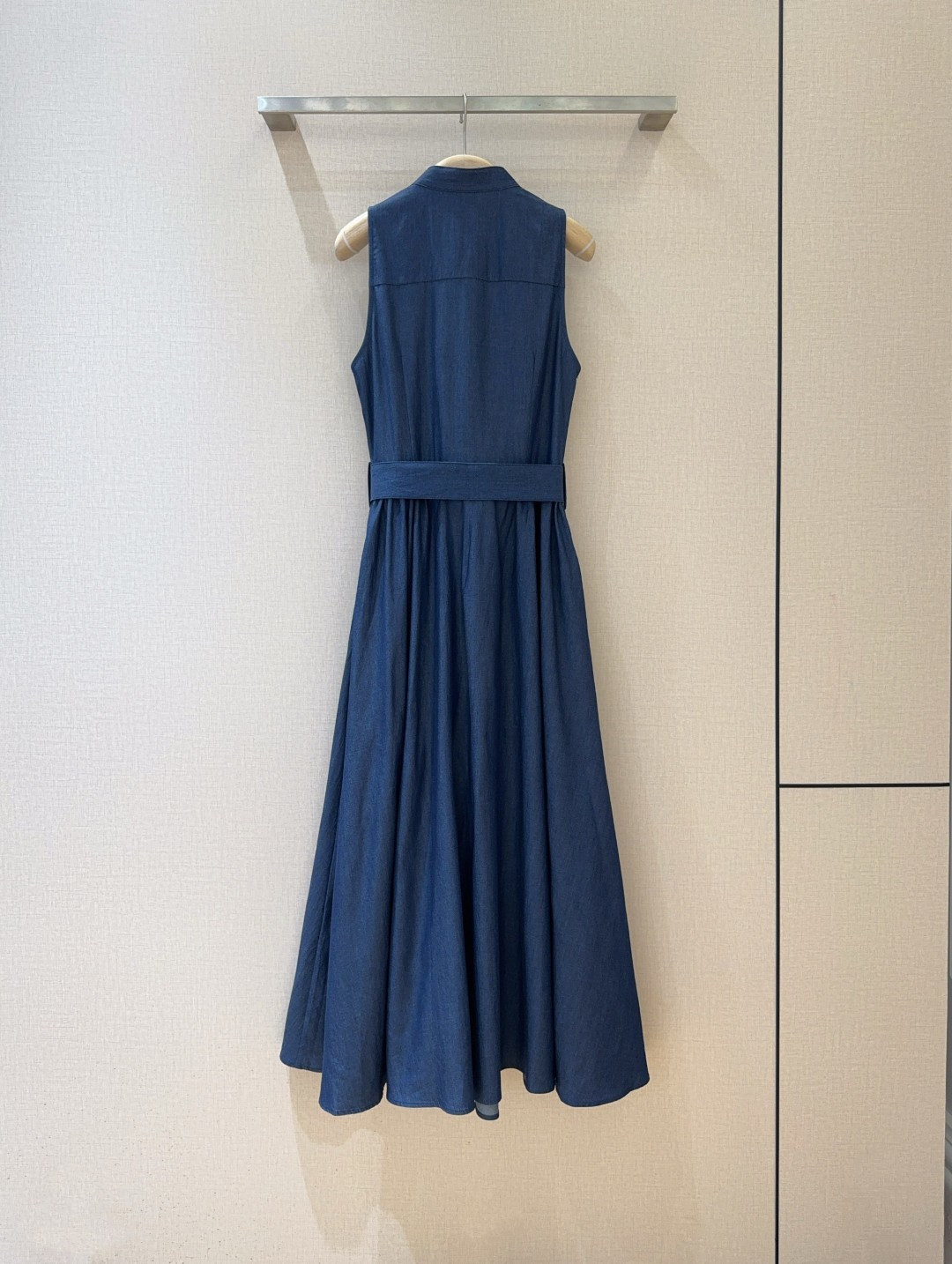 Title: New Single Women’s Suit Description: New uncuffed women’s suit with cowboy color, gold button design, waist belts, cotton pockets. Size: SXL. - 图片 4