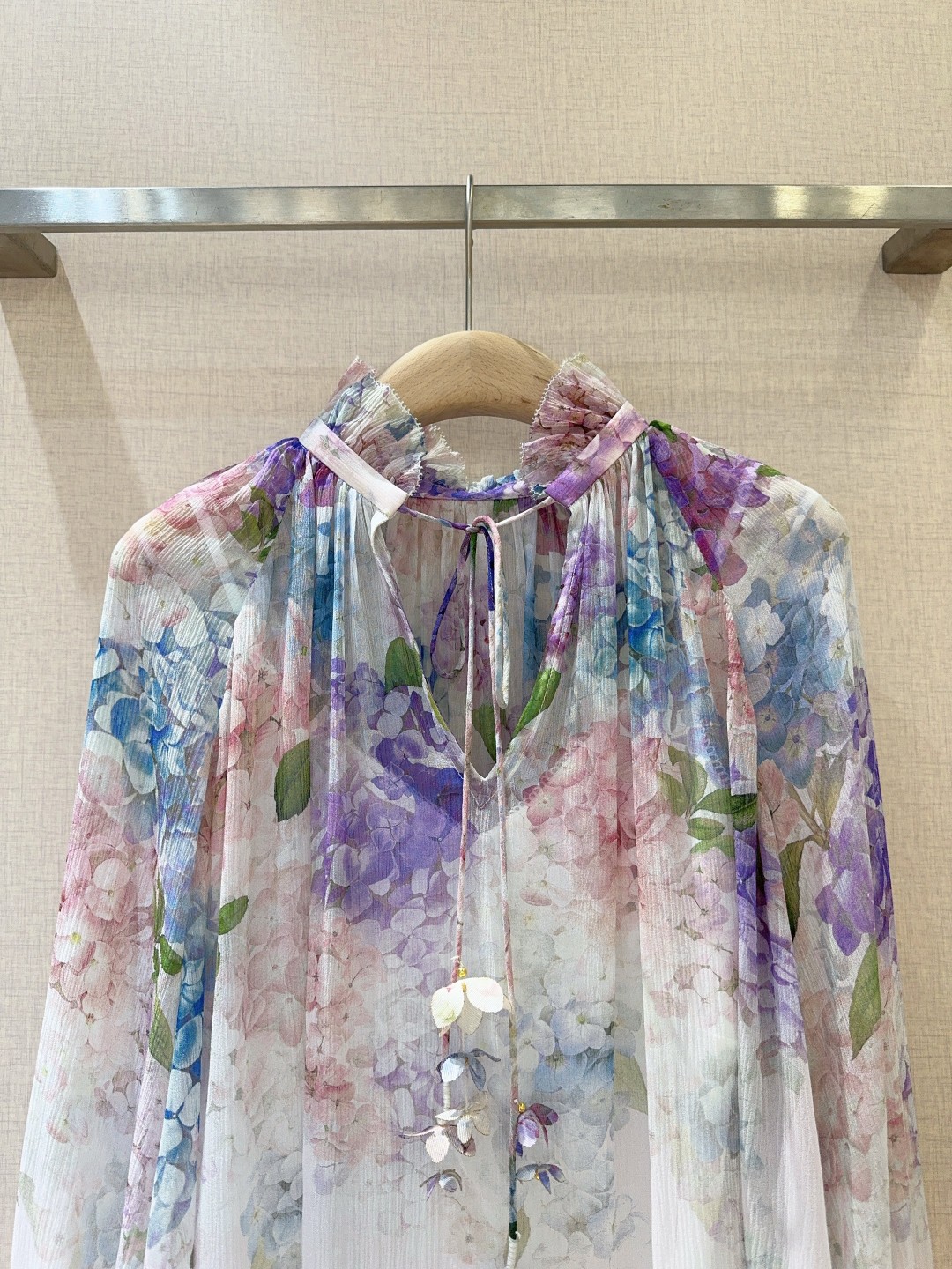 Title: ZIMMERMANN Lantern Shirt for Women Description Summary: ZIMMERMANN’s new lantern shirt for women features a multi-color embroidery pattern, long sleeves, loose fit, tie - 图片 2