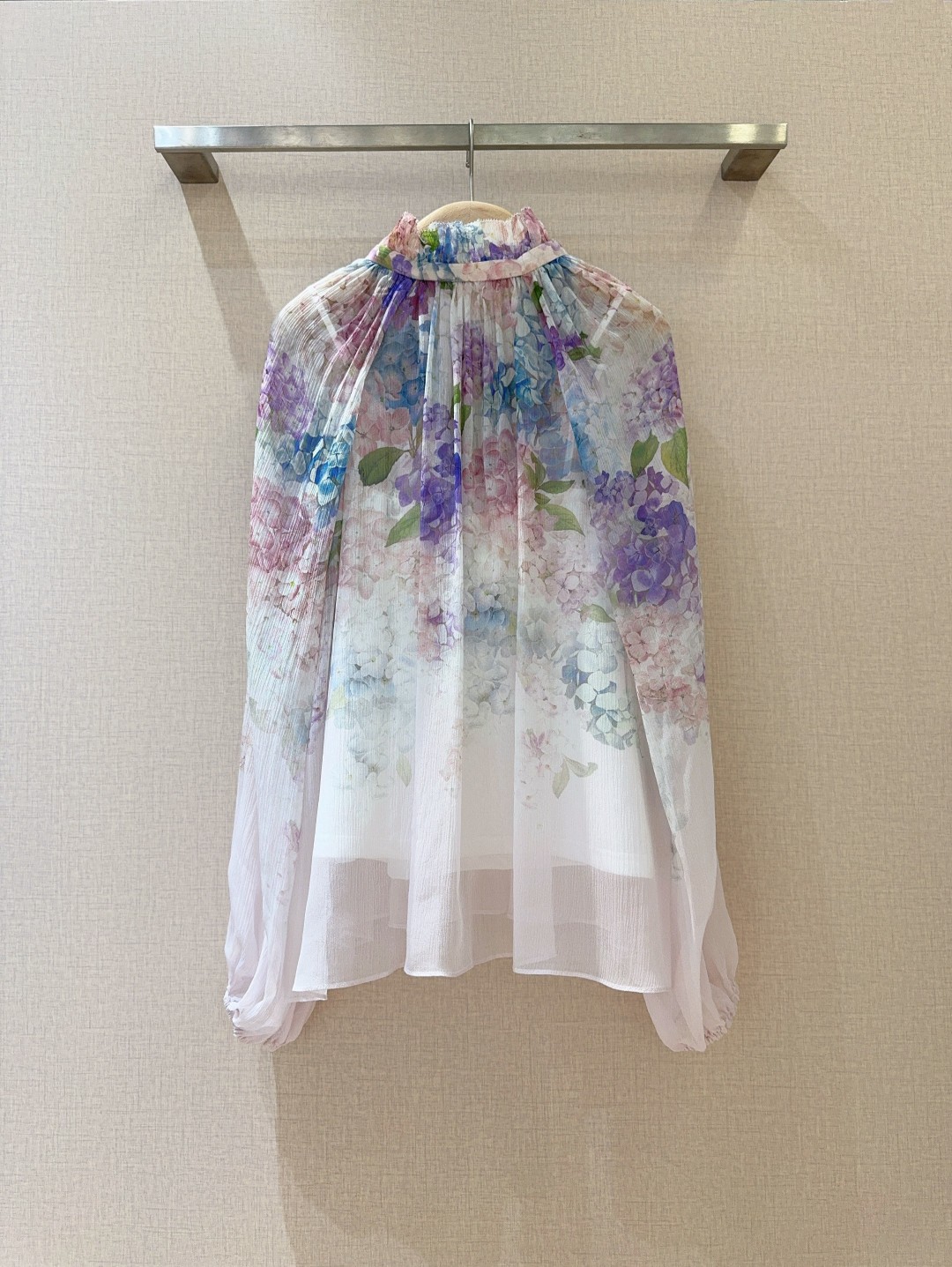 Title: ZIMMERMANN Lantern Shirt for Women Description Summary: ZIMMERMANN’s new lantern shirt for women features a multi-color embroidery pattern, long sleeves, loose fit, tie - 图片 4