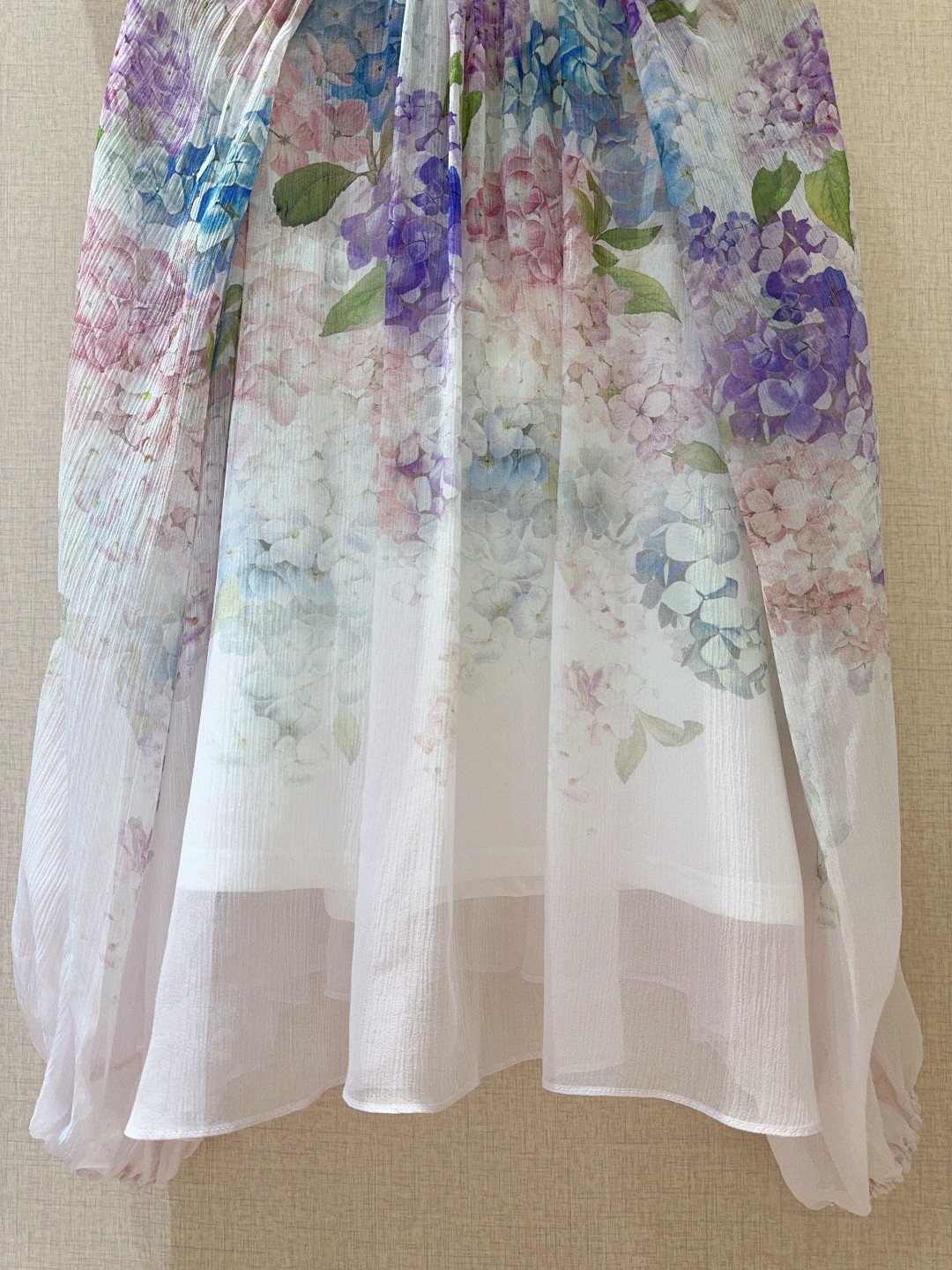 Title: ZIMMERMANN Lantern Shirt for Women Description Summary: ZIMMERMANN’s new lantern shirt for women features a multi-color embroidery pattern, long sleeves, loose fit, tie - 图片 6