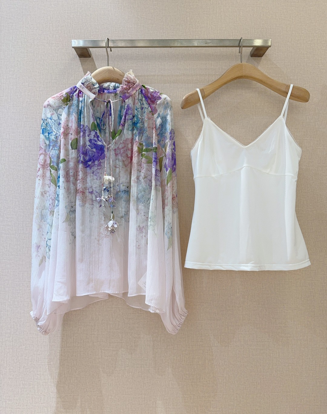 Title: ZIMMERMANN Lantern Shirt for Women Description Summary: ZIMMERMANN’s new lantern shirt for women features a multi-color embroidery pattern, long sleeves, loose fit, tie - 图片 7