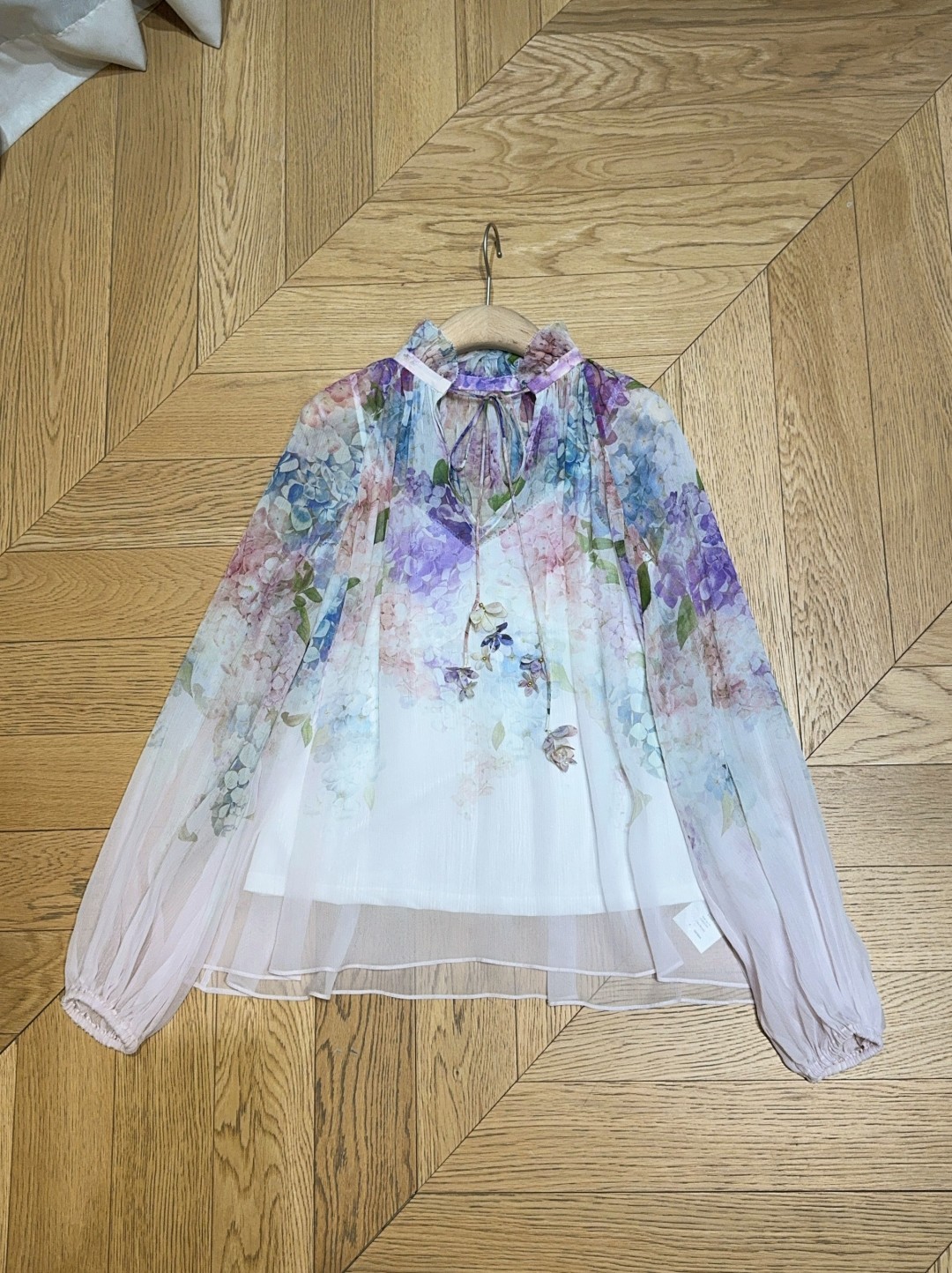 Title: ZIMMERMANN Lantern Shirt for Women Description Summary: ZIMMERMANN’s new lantern shirt for women features a multi-color embroidery pattern, long sleeves, loose fit, tie - 图片 9