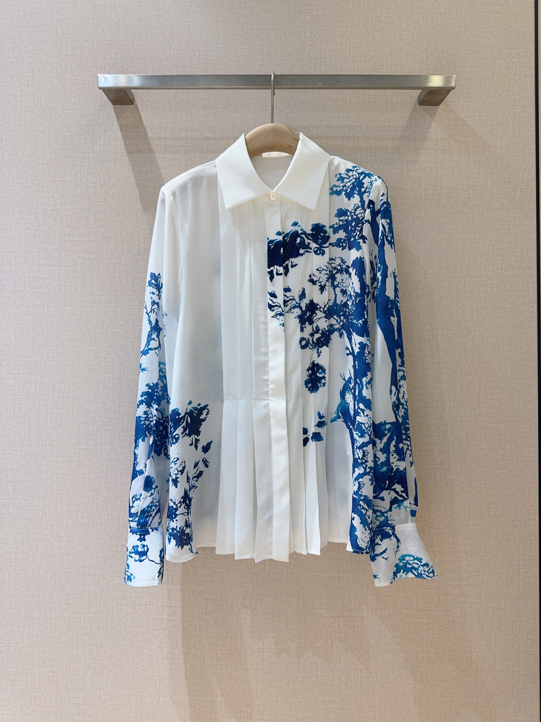 🆕Erd*e*m水墨风情真丝衬衫❤️…… 一袭白裳，晕染青花雅韵印花。选用100%silk用料，独特的蓝