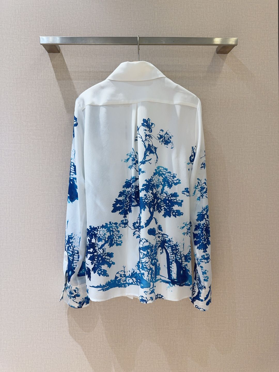 🆕Erd*e*m水墨风情真丝衬衫❤️…… 一袭白裳，晕染青花雅韵印花。选用100%silk用料，独特的蓝