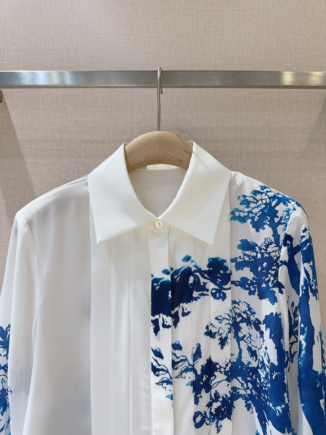 🆕Erd*e*m水墨风情真丝衬衫❤️…… 一袭白裳，晕染青花雅韵印花。选用100%silk用料，独特的蓝