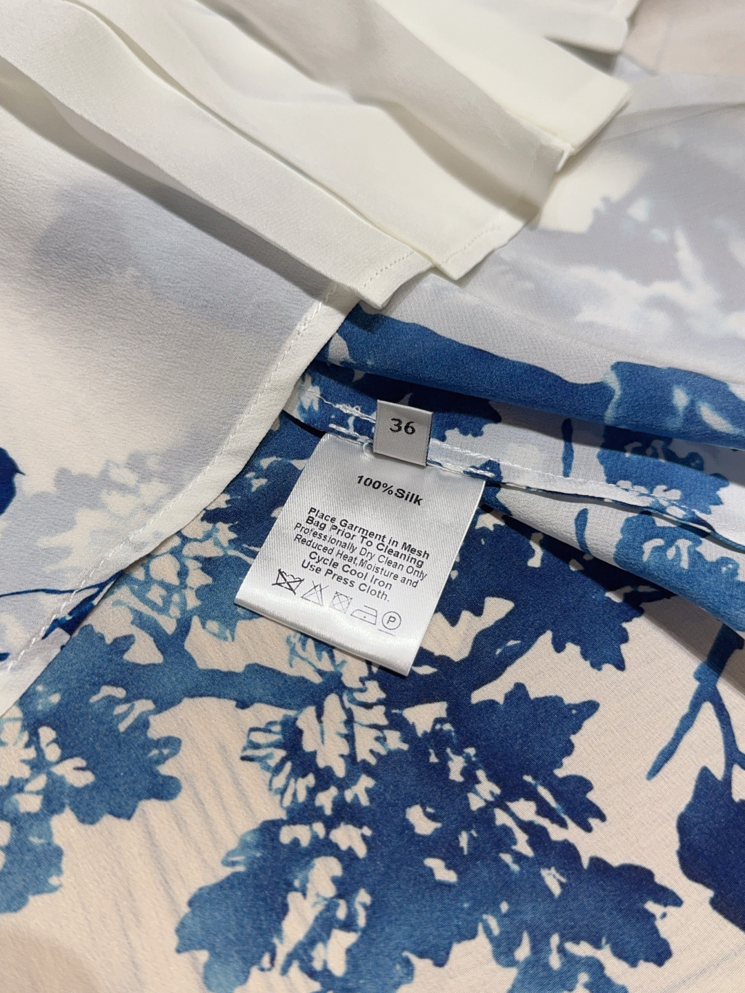 🆕Erd*e*m水墨风情真丝衬衫❤️…… 一袭白裳，晕染青花雅韵印花。选用100%silk用料，独特的蓝