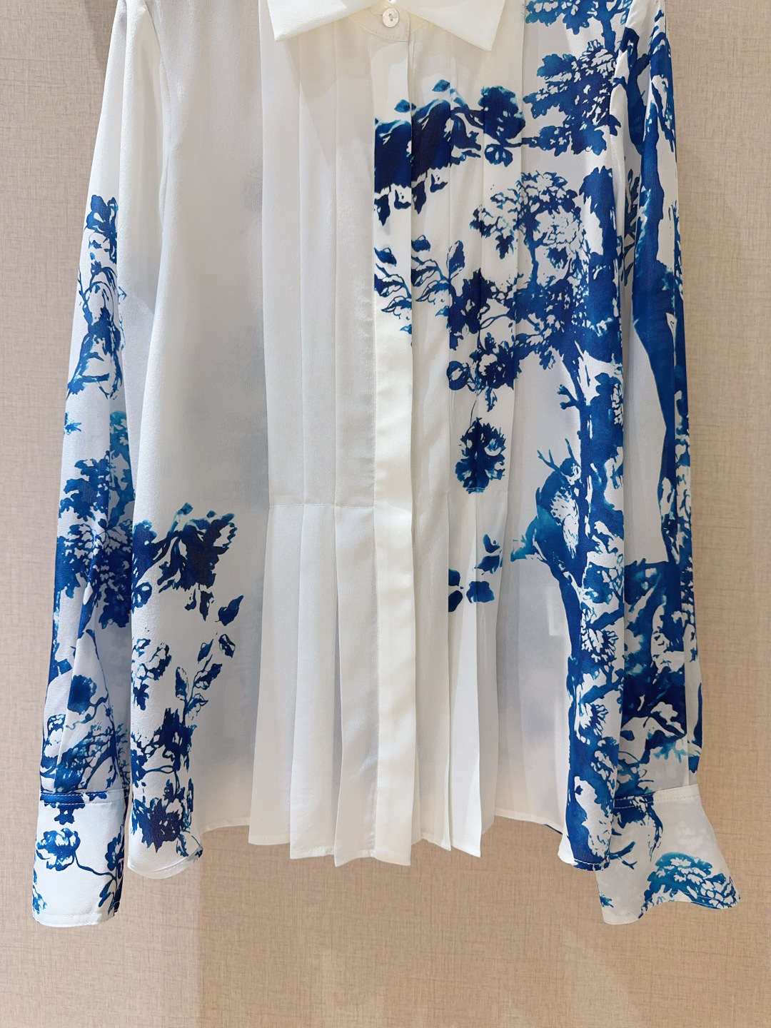 🆕Erd*e*m水墨风情真丝衬衫❤️…… 一袭白裳，晕染青花雅韵印花。选用100%silk用料，独特的蓝