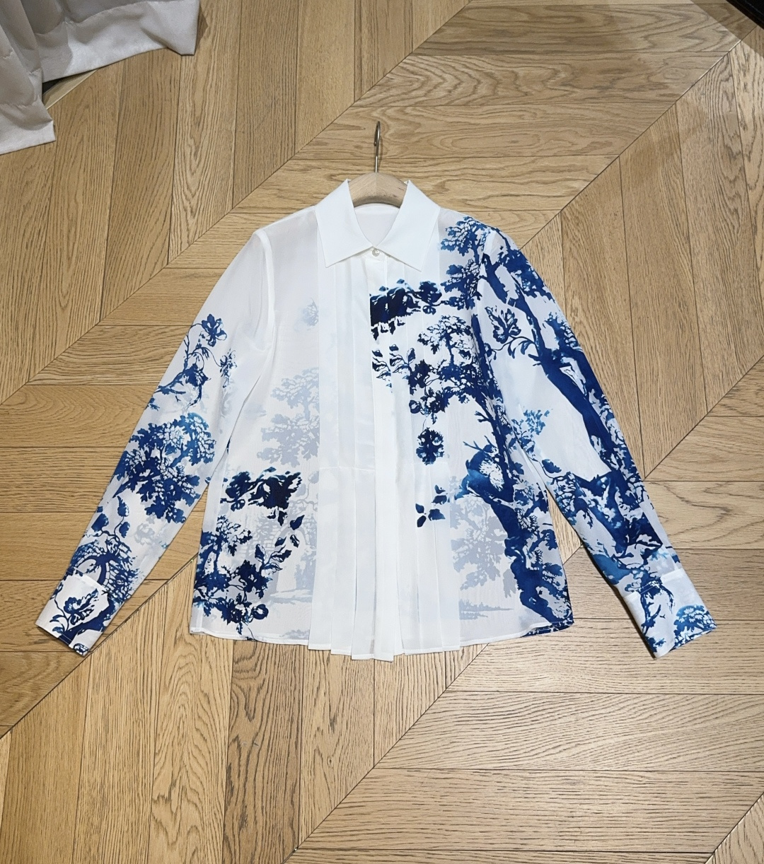 🆕Erd*e*m水墨风情真丝衬衫❤️…… 一袭白裳，晕染青花雅韵印花。选用100%silk用料，独特的蓝