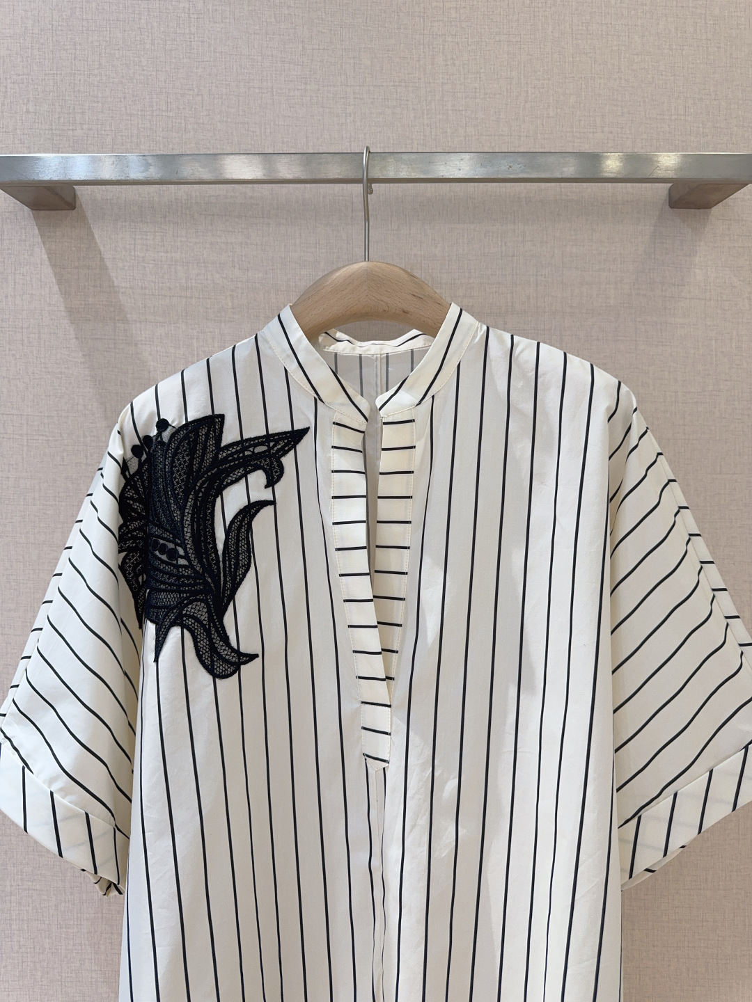 🆕❤️silvia tcheras*s*i上新啦经典黑白竖条纹衬衣，选用纯棉质地，别致的中式立领，融入复