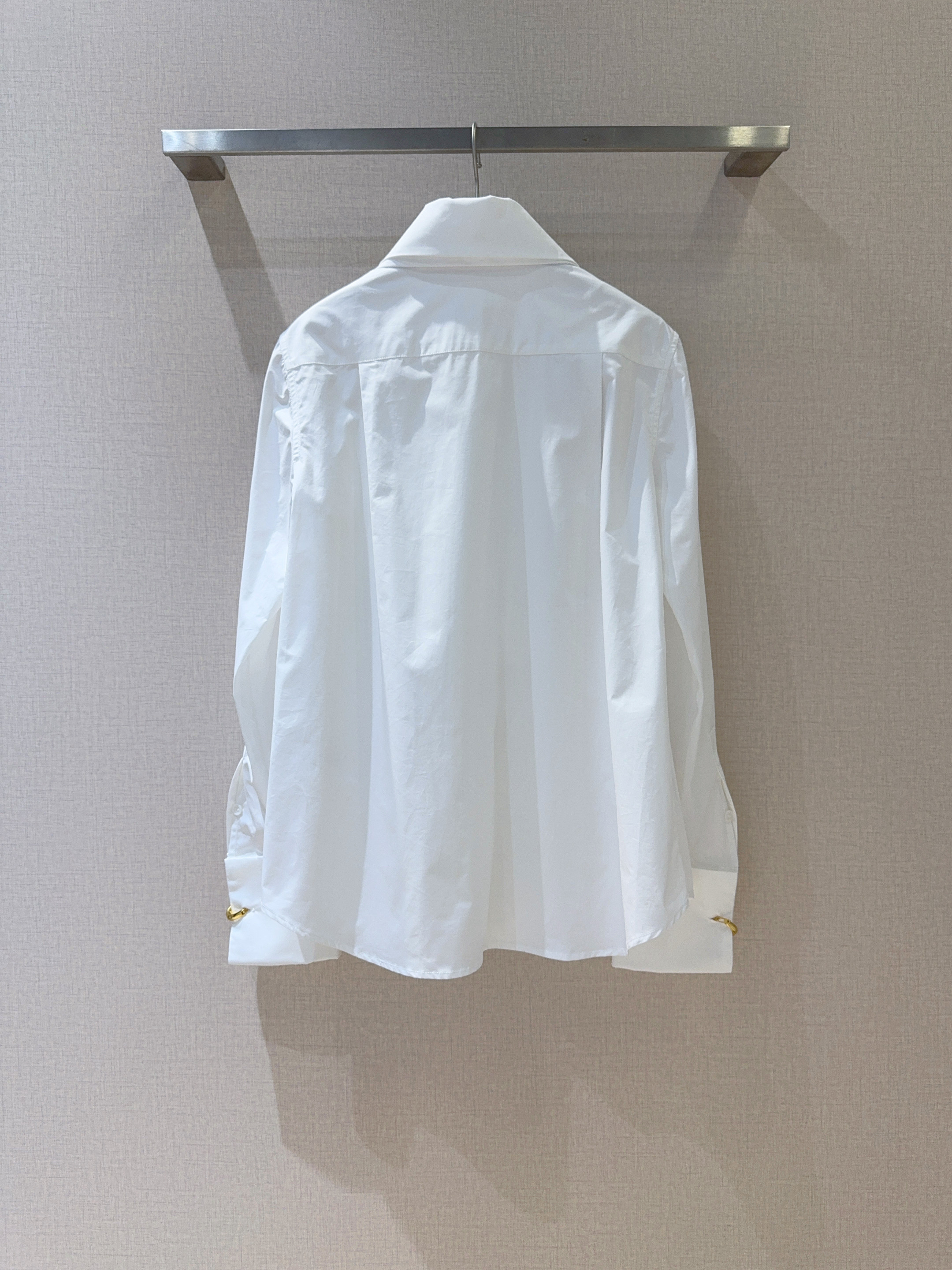 📢📢LOE*W*E新品上架了🆕...净色100%棉衬衫，挺括衣领搭配别致垂坠褶饰，简约中透着精致。长袖与