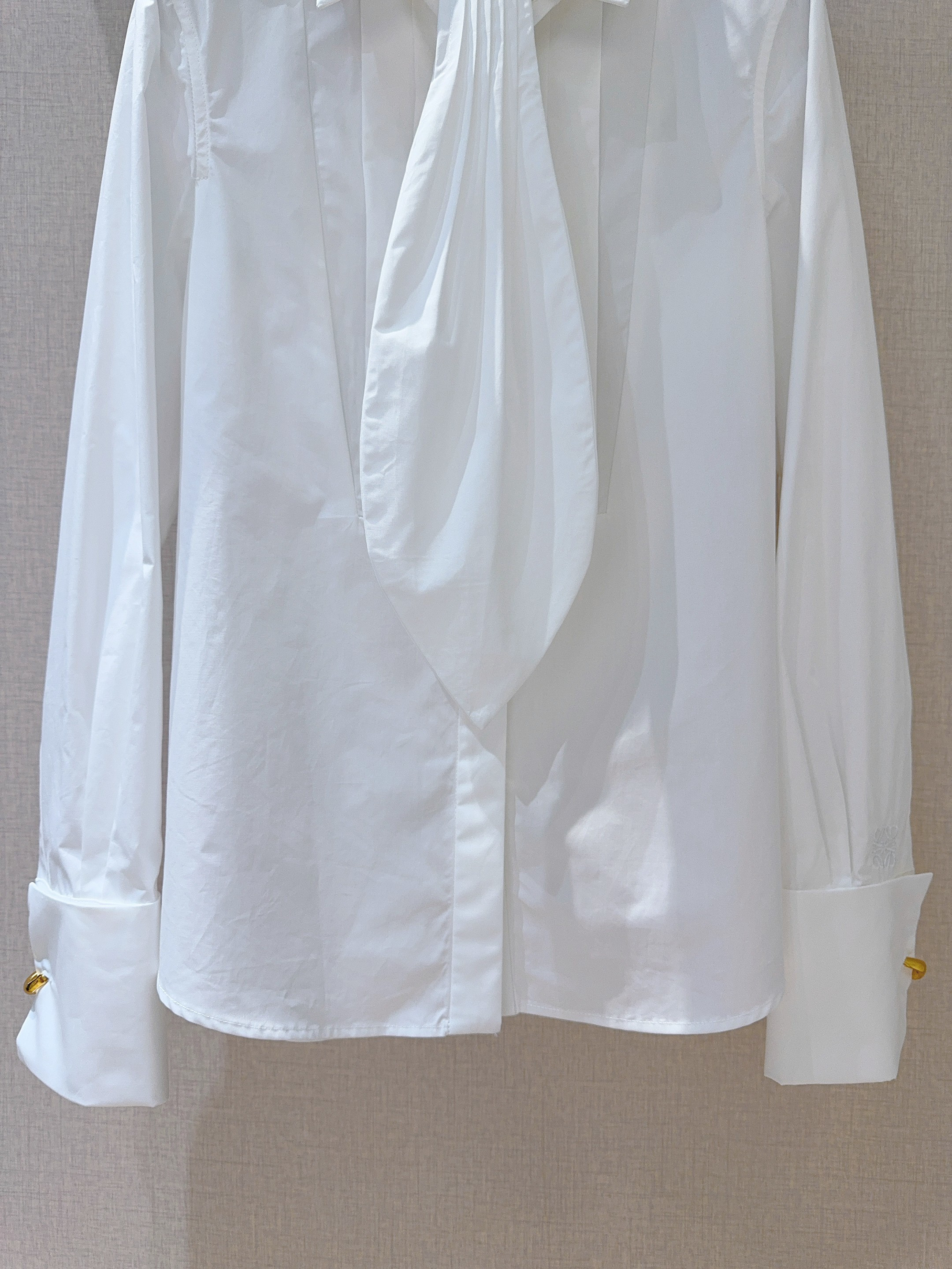 📢📢LOE*W*E新品上架了🆕...净色100%棉衬衫，挺括衣领搭配别致垂坠褶饰，简约中透着精致。长袖与