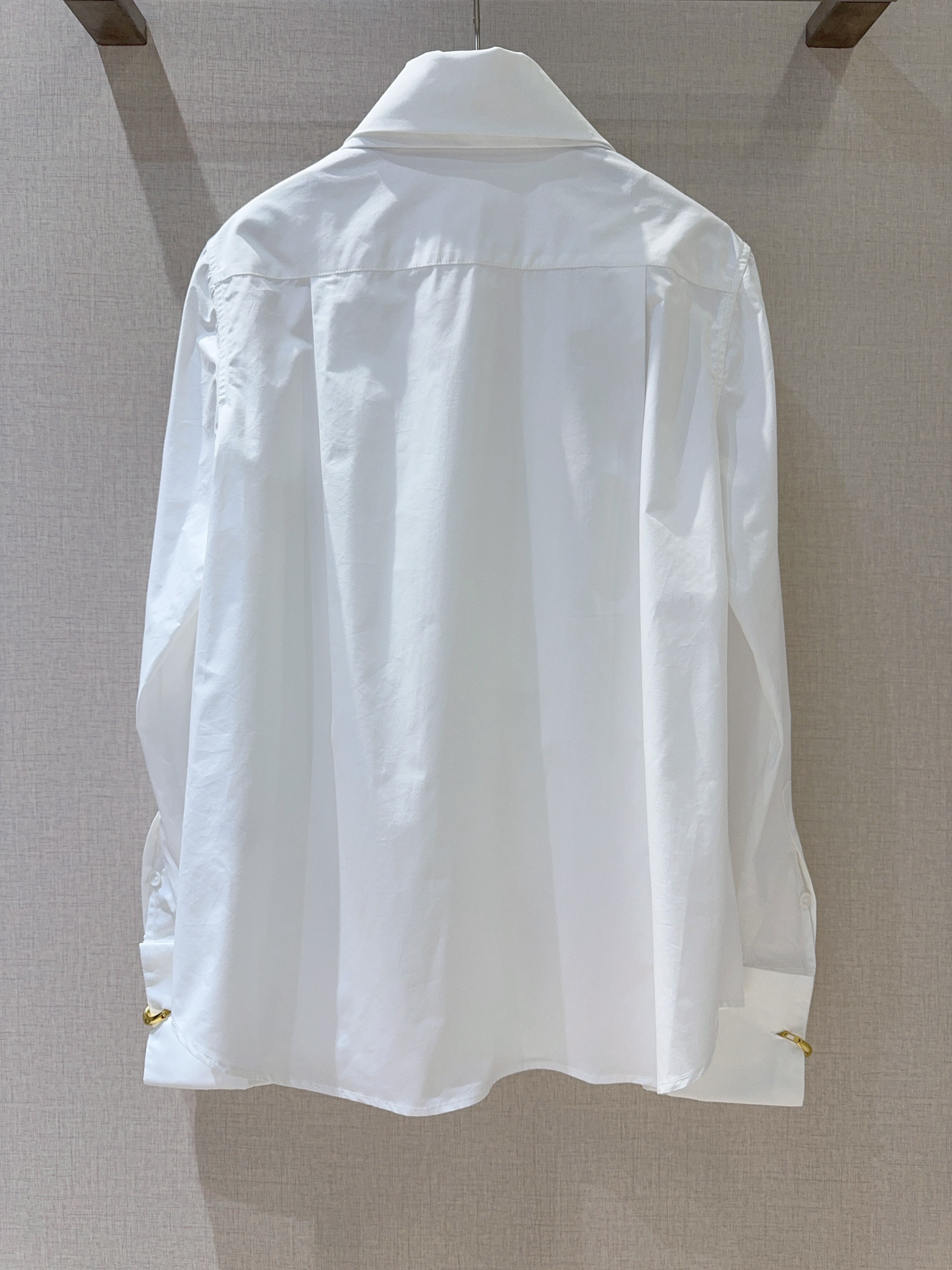 📢📢LOE*W*E新品上架了🆕...净色100%棉衬衫，挺括衣领搭配别致垂坠褶饰，简约中透着精致。长袖与