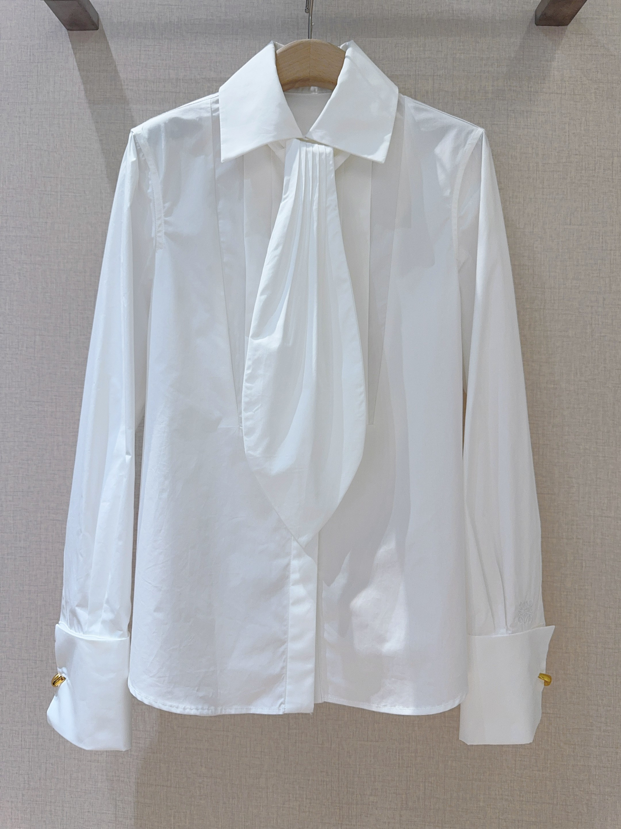 📢📢LOE*W*E新品上架了🆕...净色100%棉衬衫，挺括衣领搭配别致垂坠褶饰，简约中透着精致。长袖与