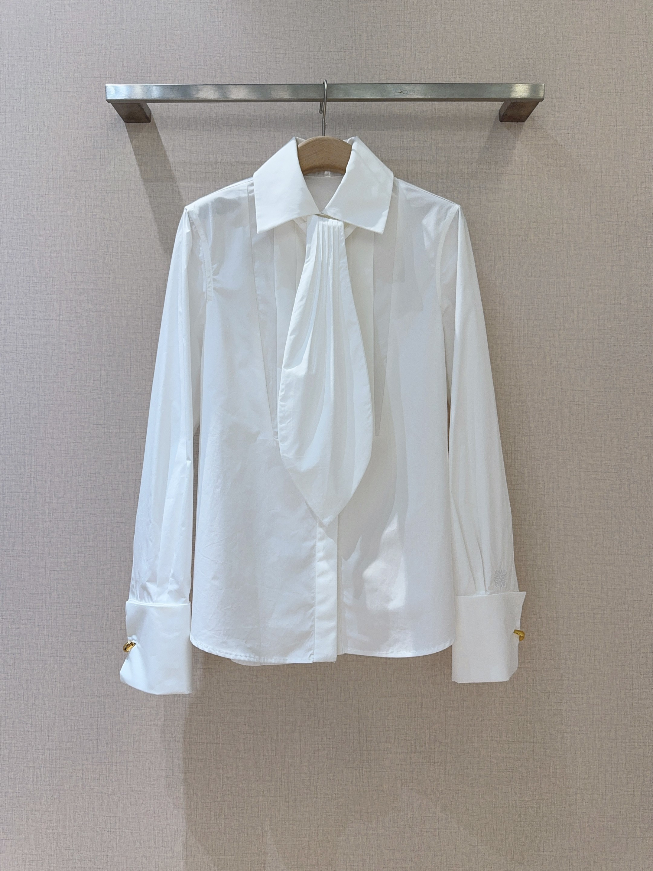 📢📢LOE*W*E新品上架了🆕...净色100%棉衬衫，挺括衣领搭配别致垂坠褶饰，简约中透着精致。长袖与