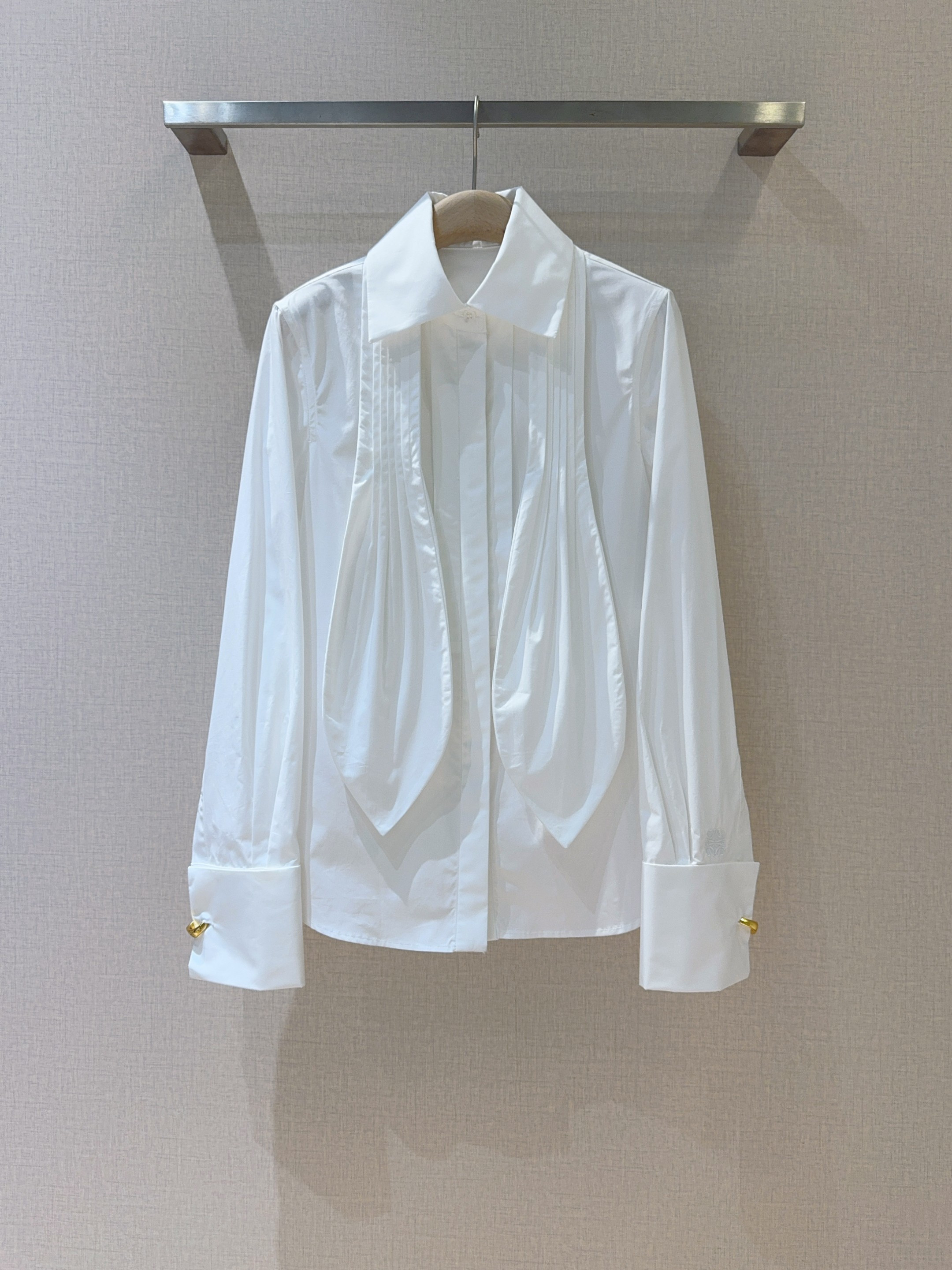 📢📢LOE*W*E新品上架了🆕...净色100%棉衬衫，挺括衣领搭配别致垂坠褶饰，简约中透着精致。长袖与