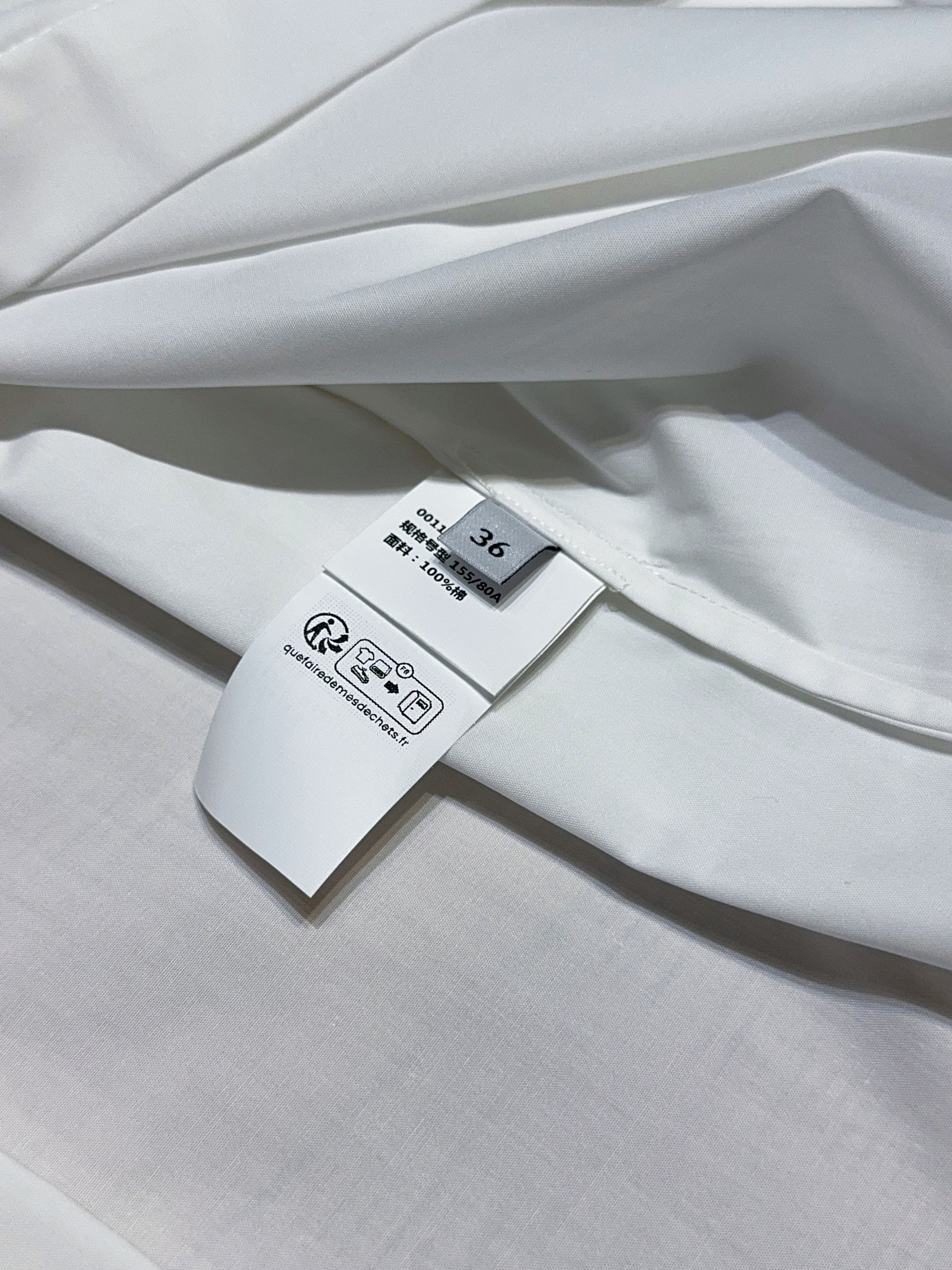 📢📢LOE*W*E新品上架了🆕...净色100%棉衬衫，挺括衣领搭配别致垂坠褶饰，简约中透着精致。长袖与