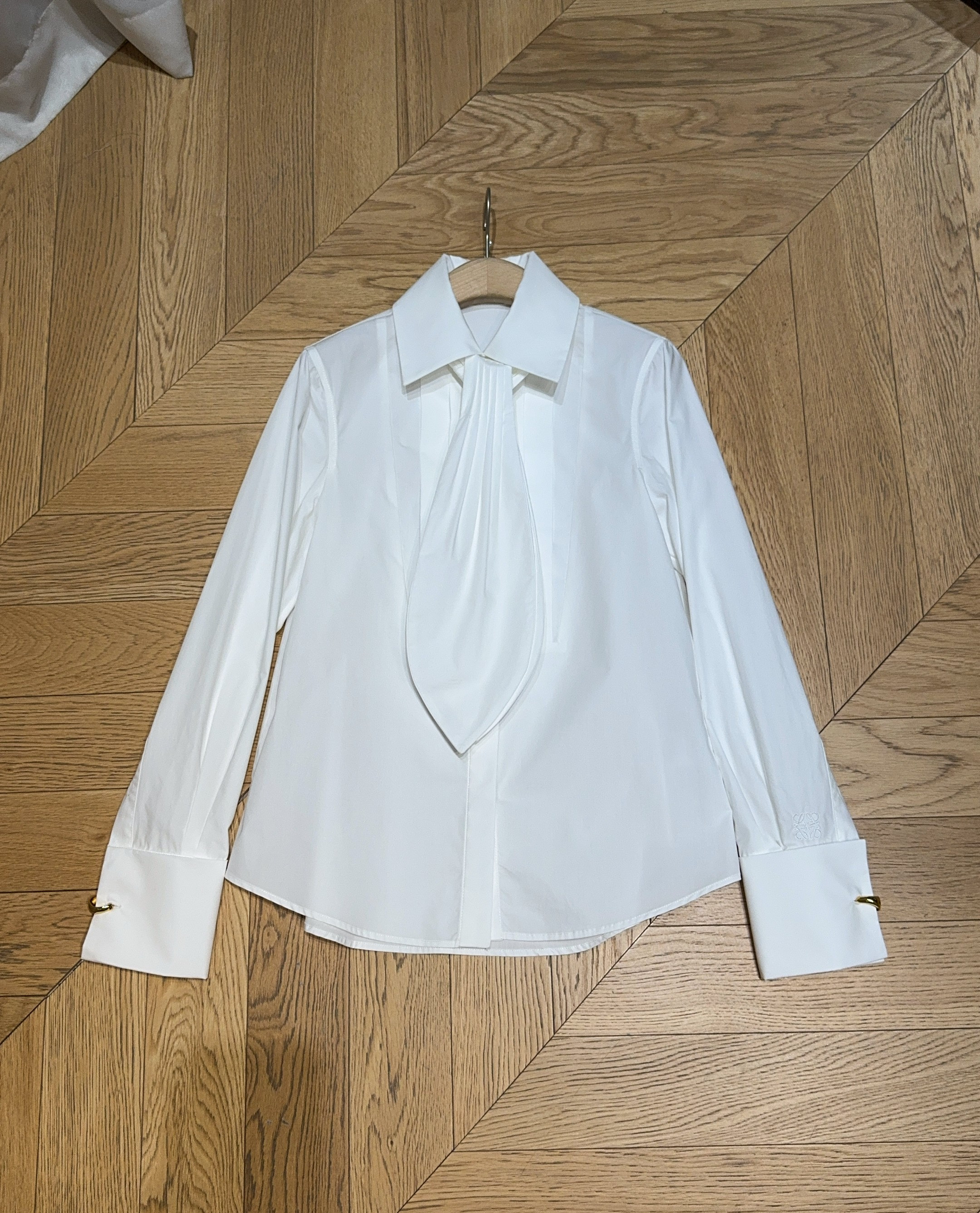 📢📢LOE*W*E新品上架了🆕...净色100%棉衬衫，挺括衣领搭配别致垂坠褶饰，简约中透着精致。长袖与