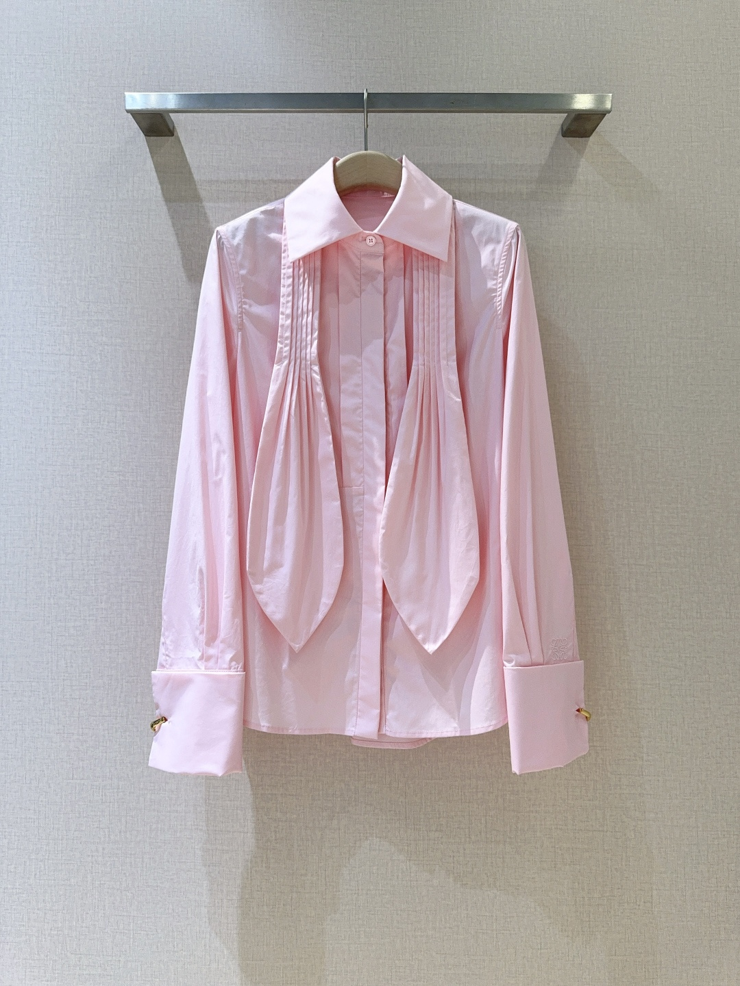 📢📢LOE*W*E新品上架了🆕...净色100%棉衬衫，挺括衣领搭配别致垂坠褶饰，简约中透着精致。长袖与