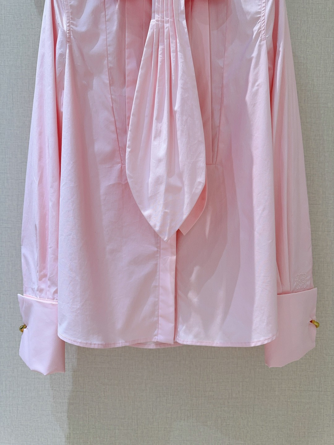 📢📢LOE*W*E新品上架了🆕...净色100%棉衬衫，挺括衣领搭配别致垂坠褶饰，简约中透着精致。长袖与