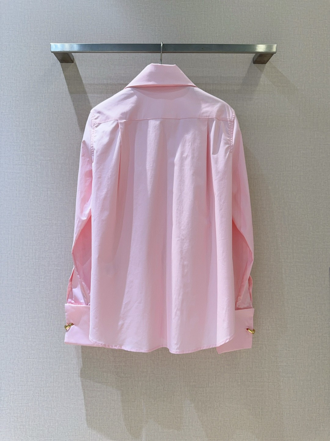 📢📢LOE*W*E新品上架了🆕...净色100%棉衬衫，挺括衣领搭配别致垂坠褶饰，简约中透着精致。长袖与