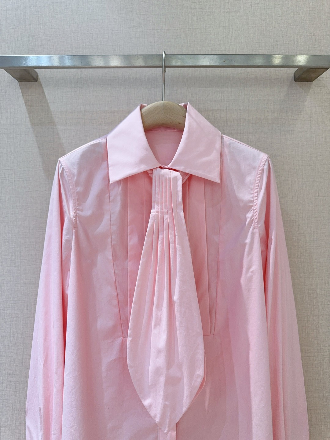 📢📢LOE*W*E新品上架了🆕...净色100%棉衬衫，挺括衣领搭配别致垂坠褶饰，简约中透着精致。长袖与