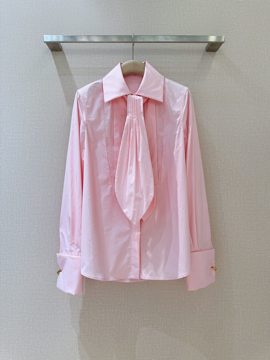 📢📢LOE*W*E新品上架了🆕...净色100%棉衬衫，挺括衣领搭配别致垂坠褶饰，简约中透着精致。长袖与