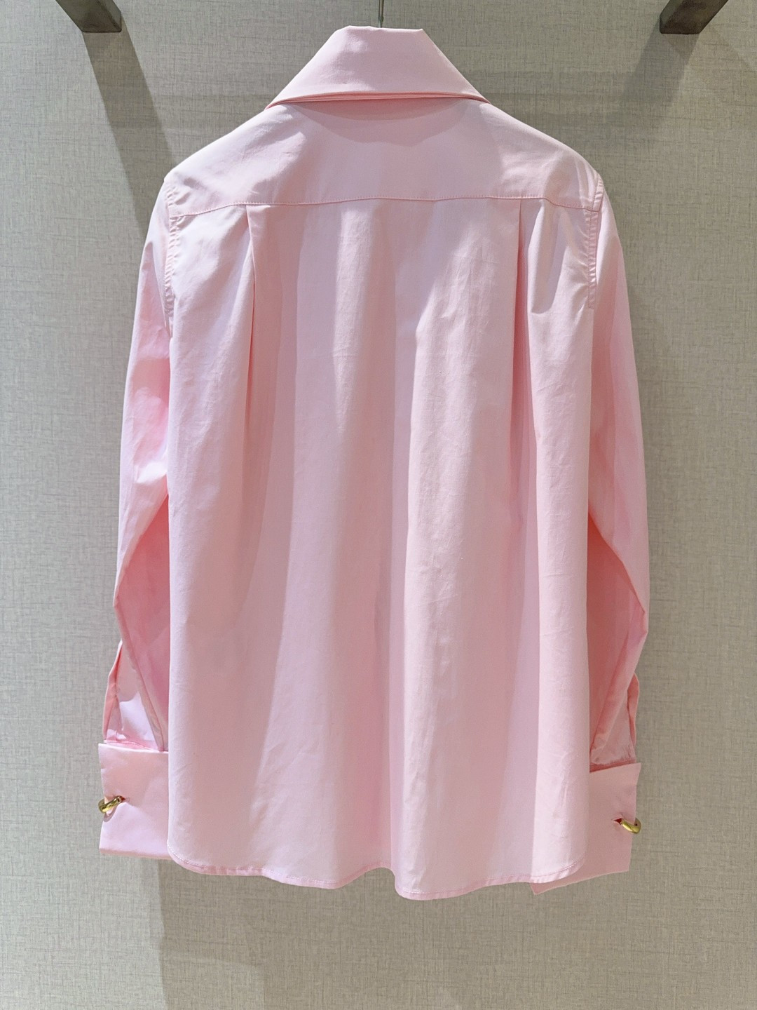 📢📢LOE*W*E新品上架了🆕...净色100%棉衬衫，挺括衣领搭配别致垂坠褶饰，简约中透着精致。长袖与