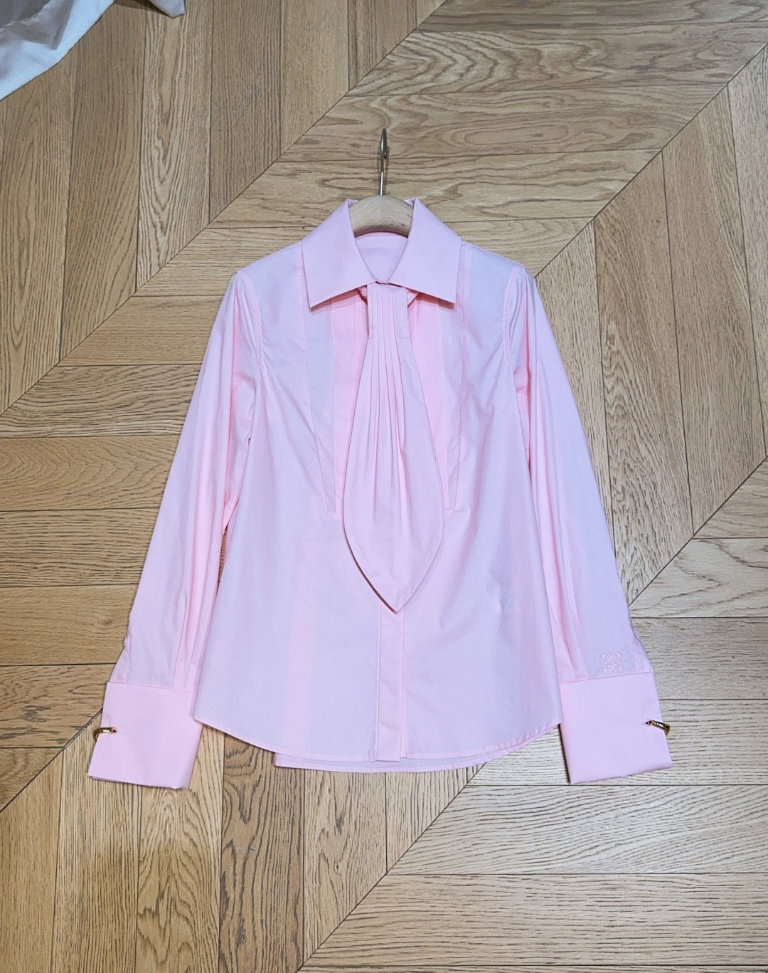 📢📢LOE*W*E新品上架了🆕...净色100%棉衬衫，挺括衣领搭配别致垂坠褶饰，简约中透着精致。长袖与