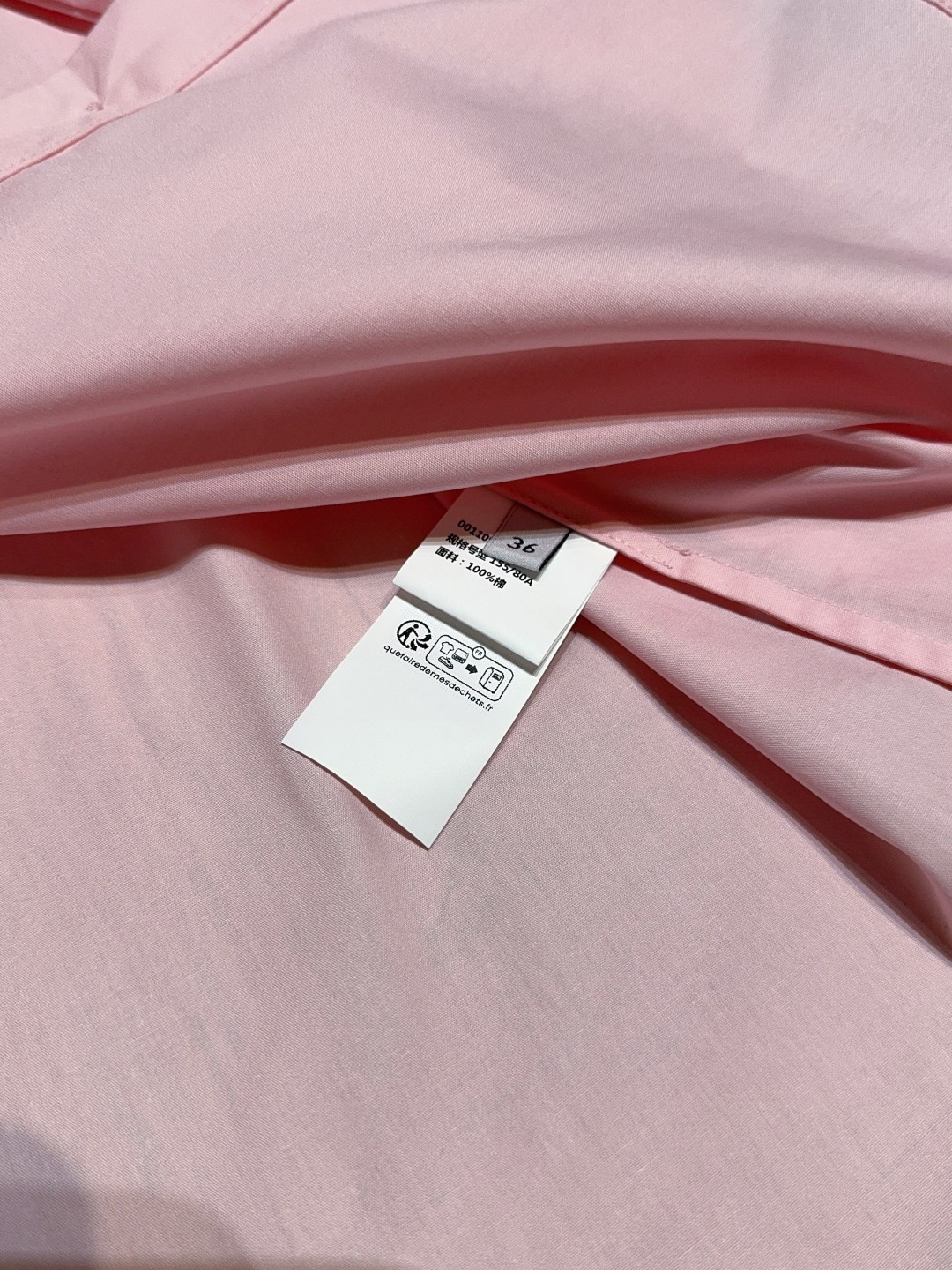 📢📢LOE*W*E新品上架了🆕...净色100%棉衬衫，挺括衣领搭配别致垂坠褶饰，简约中透着精致。长袖与