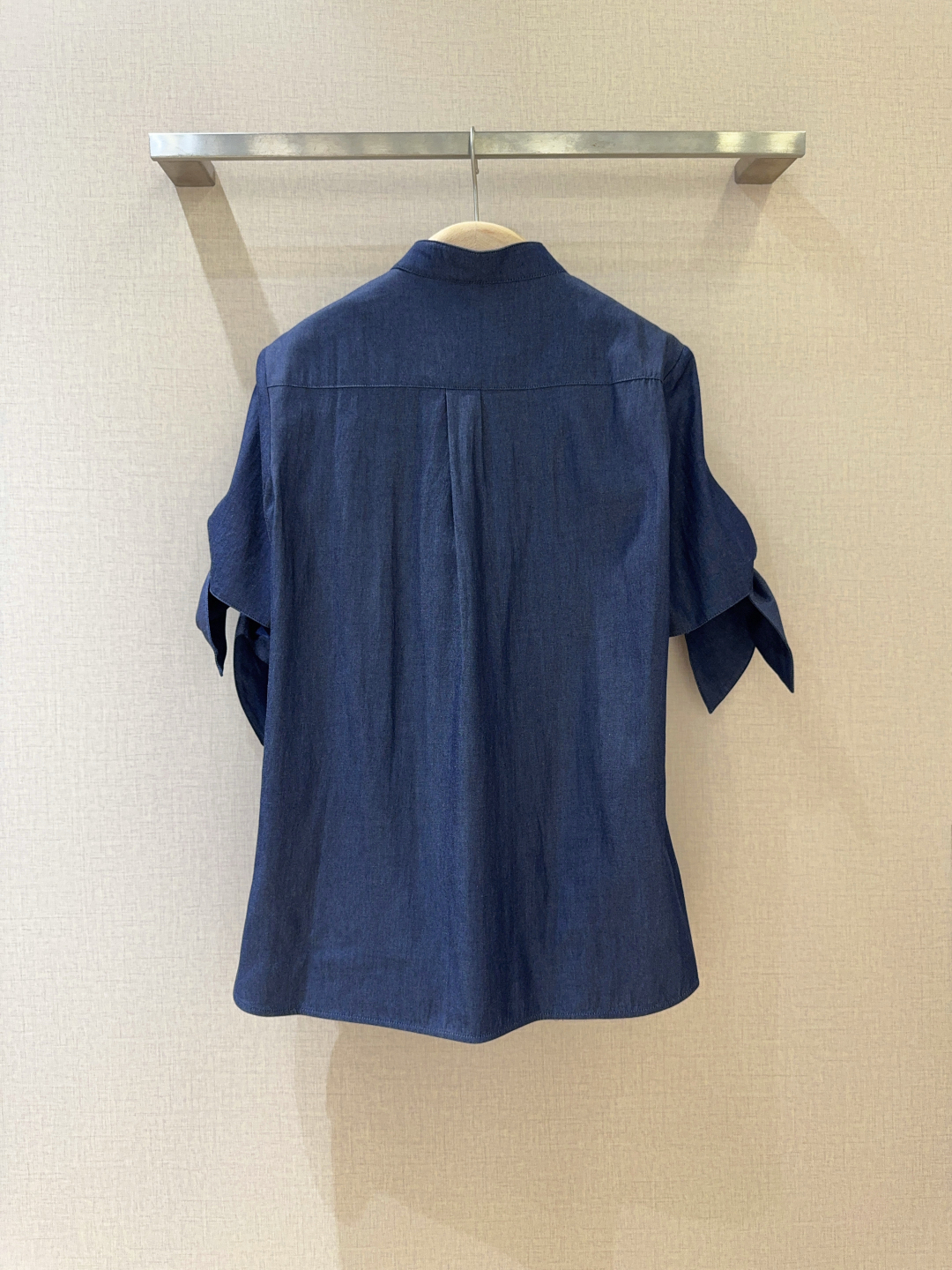 “Classic Cowboy Blue Shirt with Unique Cuff-Button Knots for Fashionable Daily Look” - 图片 4