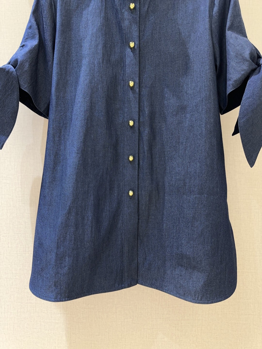 “Classic Cowboy Blue Shirt with Unique Cuff-Button Knots for Fashionable Daily Look” - 图片 3