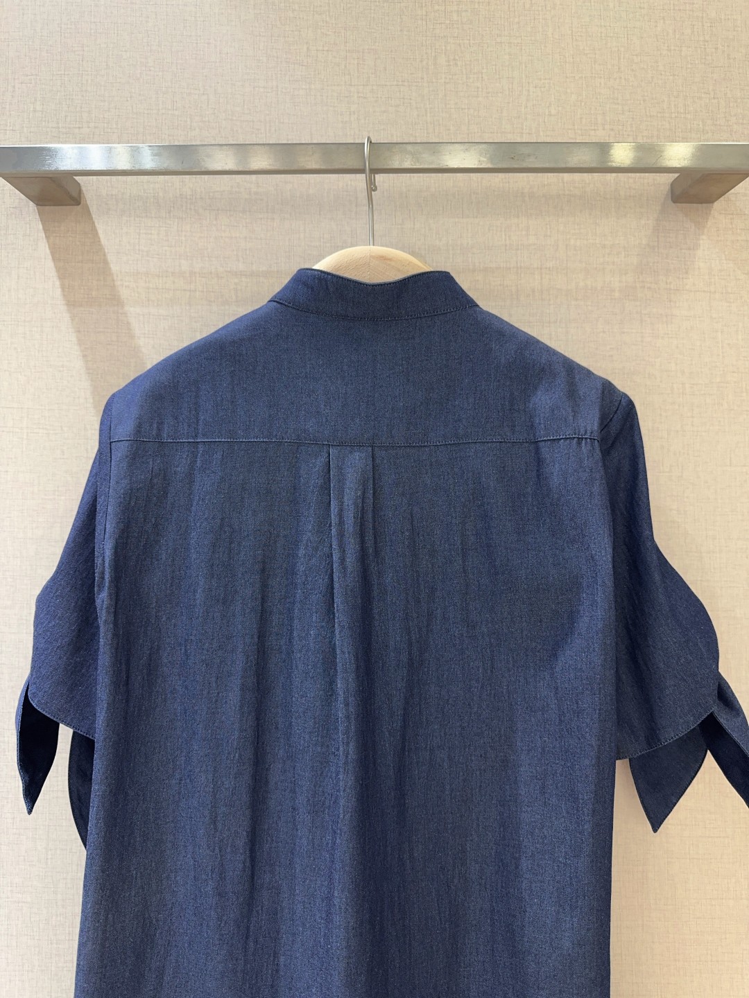 “Classic Cowboy Blue Shirt with Unique Cuff-Button Knots for Fashionable Daily Look” - 图片 5