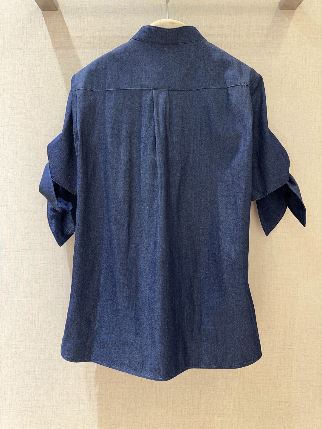 “Classic Cowboy Blue Shirt with Unique Cuff-Button Knots for Fashionable Daily Look” - 图片 6