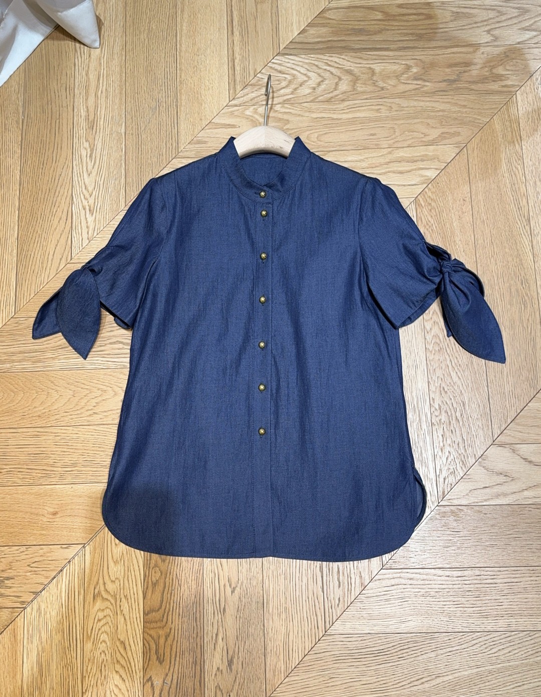 “Classic Cowboy Blue Shirt with Unique Cuff-Button Knots for Fashionable Daily Look” - 图片 8