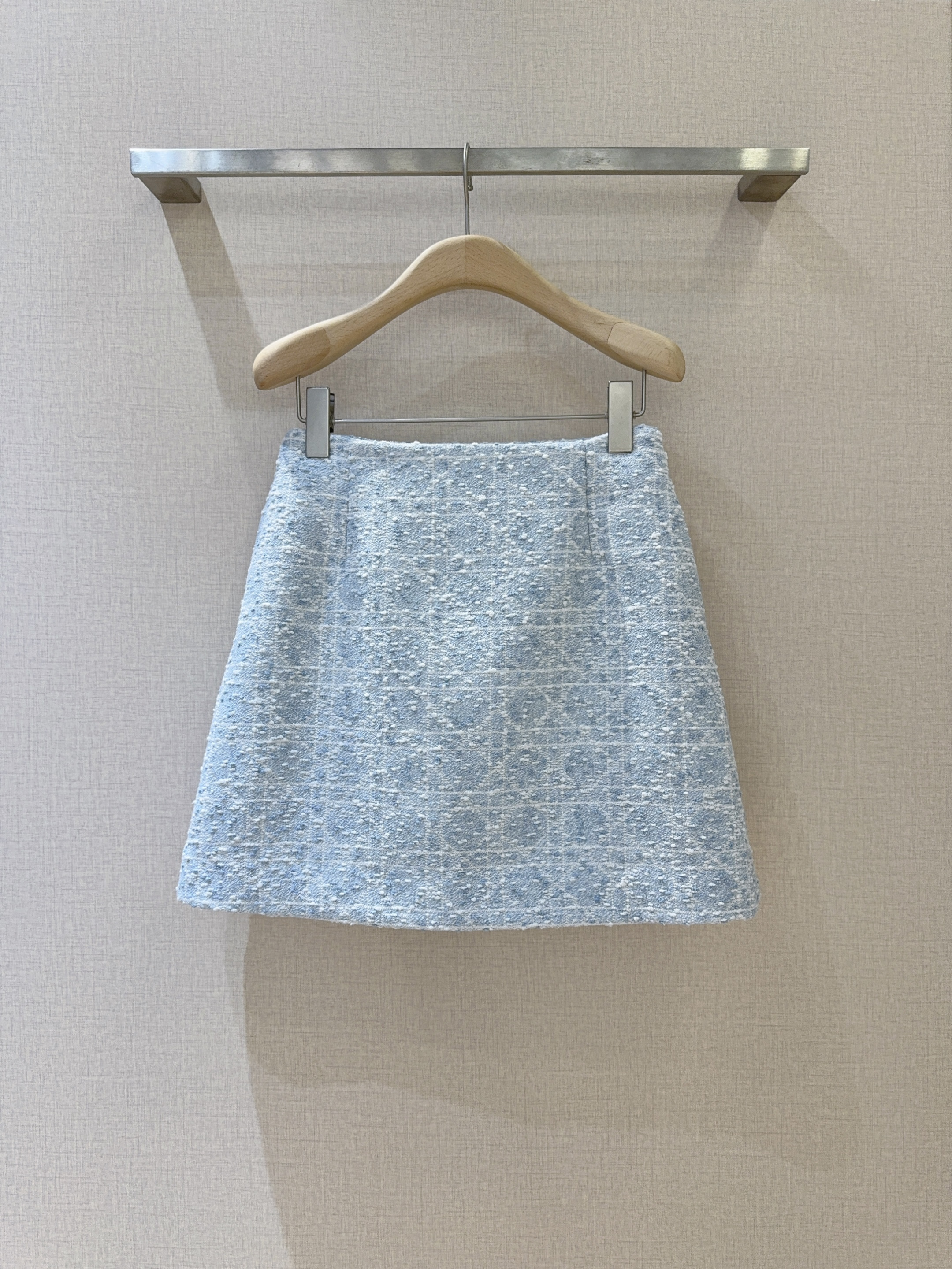 D家新品上架啦🆕❤️……复古经典格纹半身裙，舒适混纺质感，搭配精致格纹，为这条短裙赋予了别样魅力。高腰A