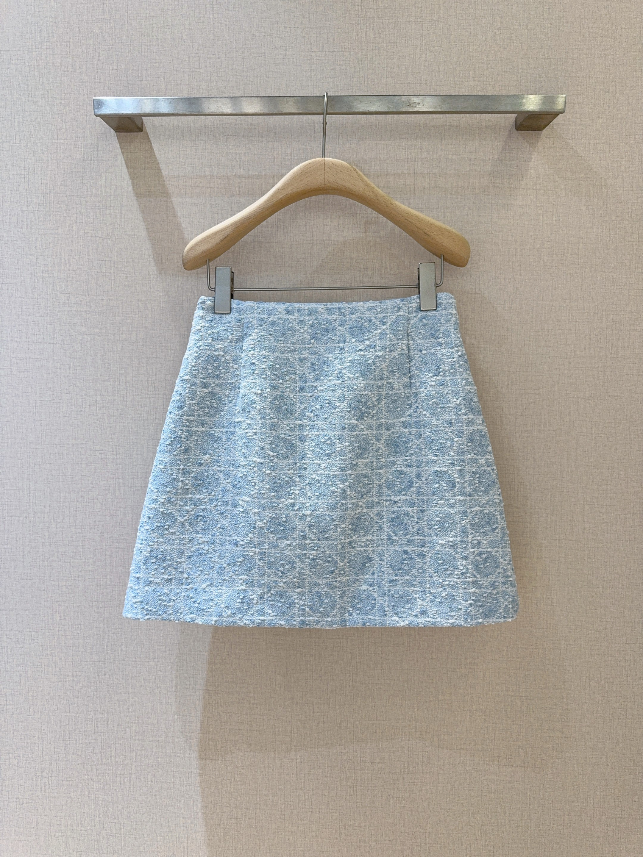 D家新品上架啦🆕❤️……复古经典格纹半身裙，舒适混纺质感，搭配精致格纹，为这条短裙赋予了别样魅力。高腰A