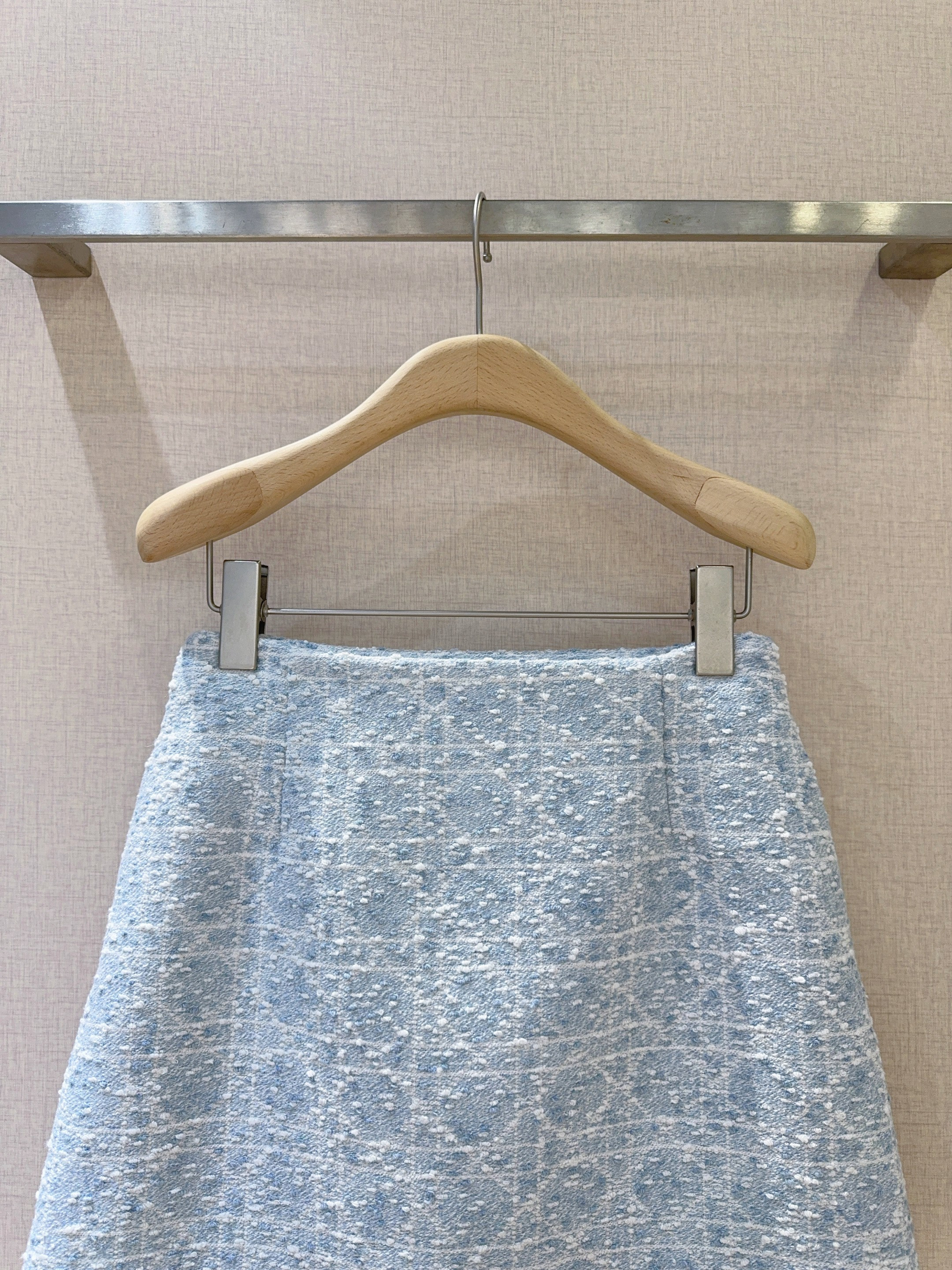 D家新品上架啦🆕❤️……复古经典格纹半身裙，舒适混纺质感，搭配精致格纹，为这条短裙赋予了别样魅力。高腰A