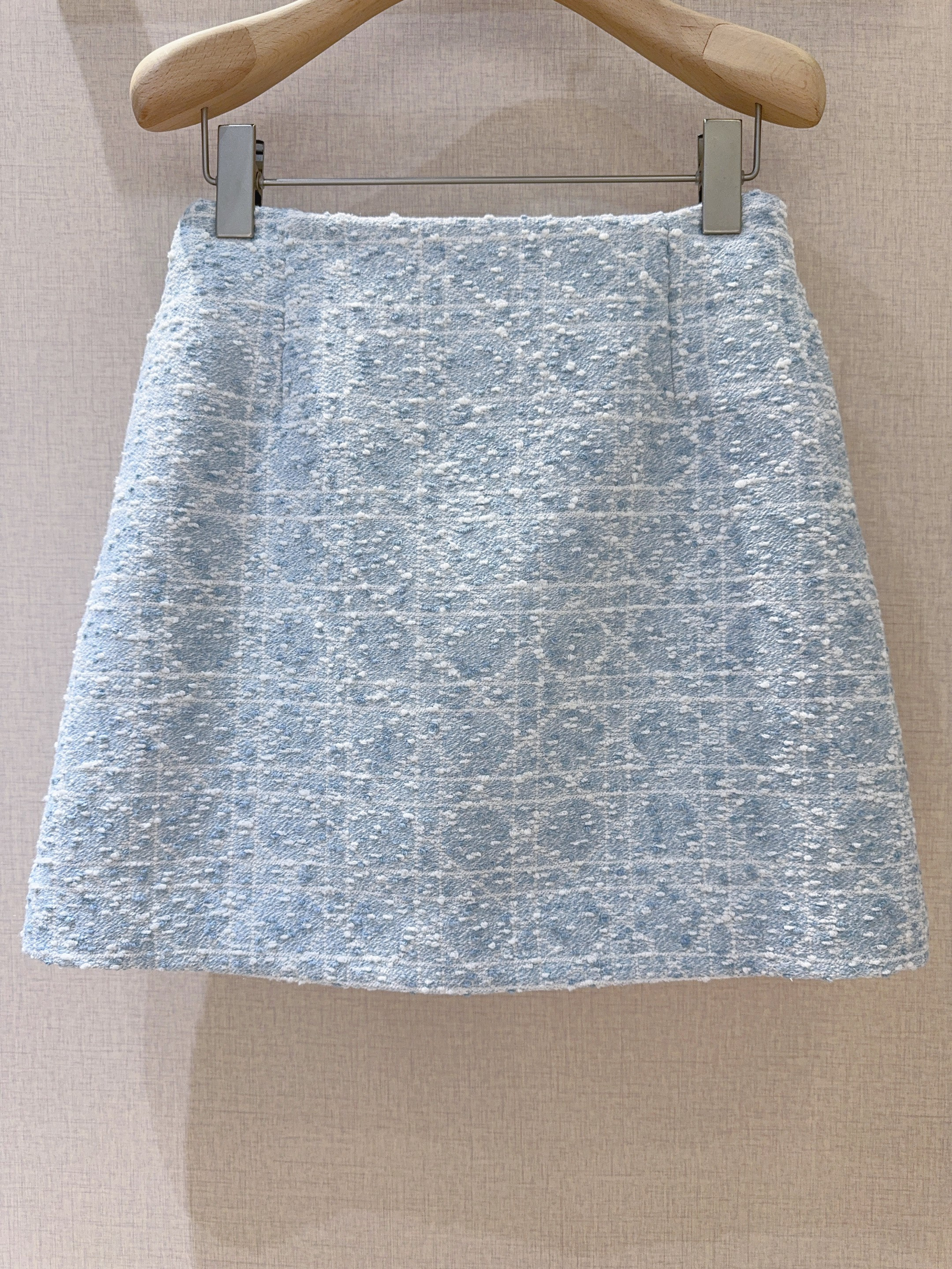 D家新品上架啦🆕❤️……复古经典格纹半身裙，舒适混纺质感，搭配精致格纹，为这条短裙赋予了别样魅力。高腰A