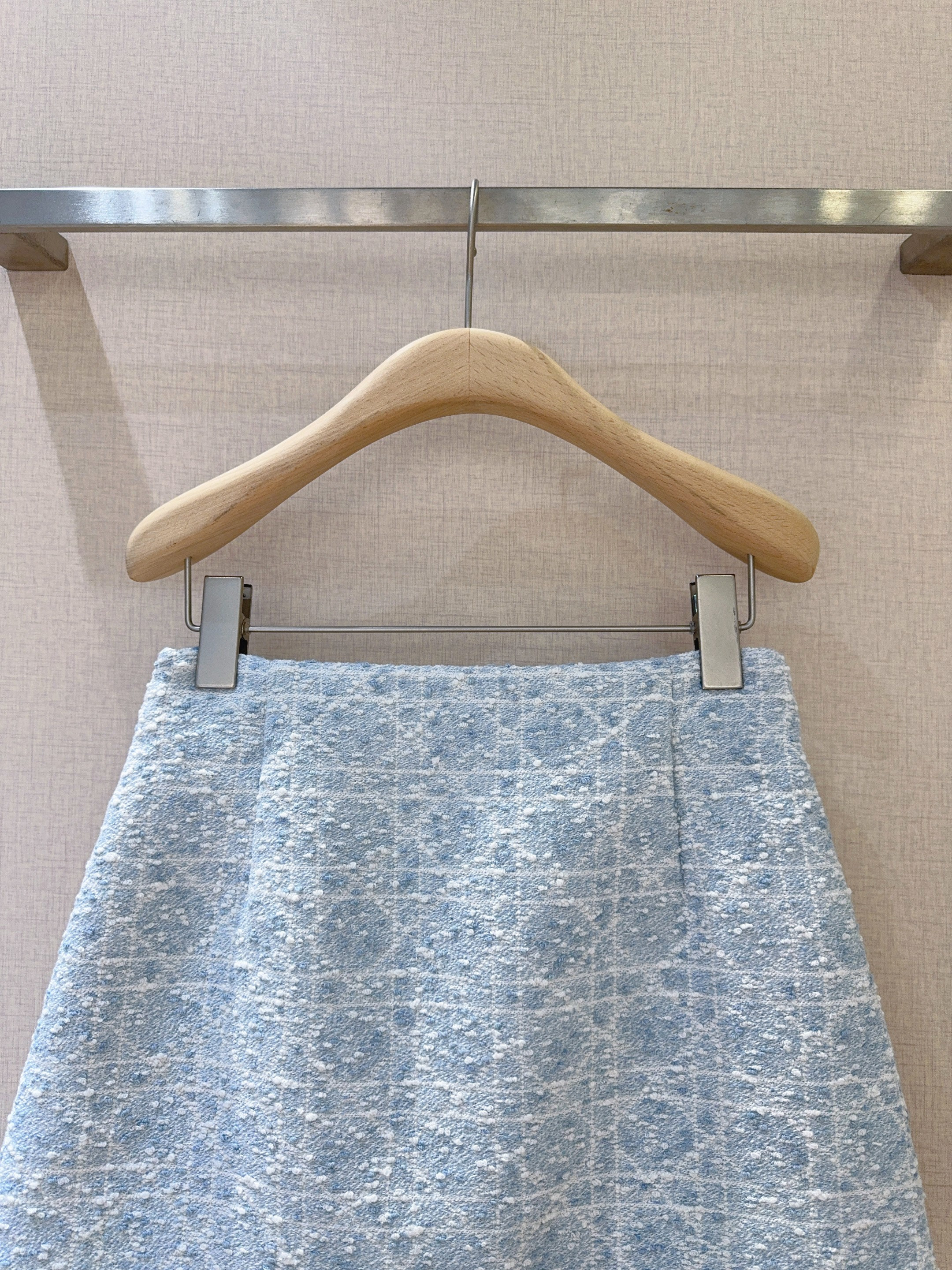 D家新品上架啦🆕❤️……复古经典格纹半身裙，舒适混纺质感，搭配精致格纹，为这条短裙赋予了别样魅力。高腰A