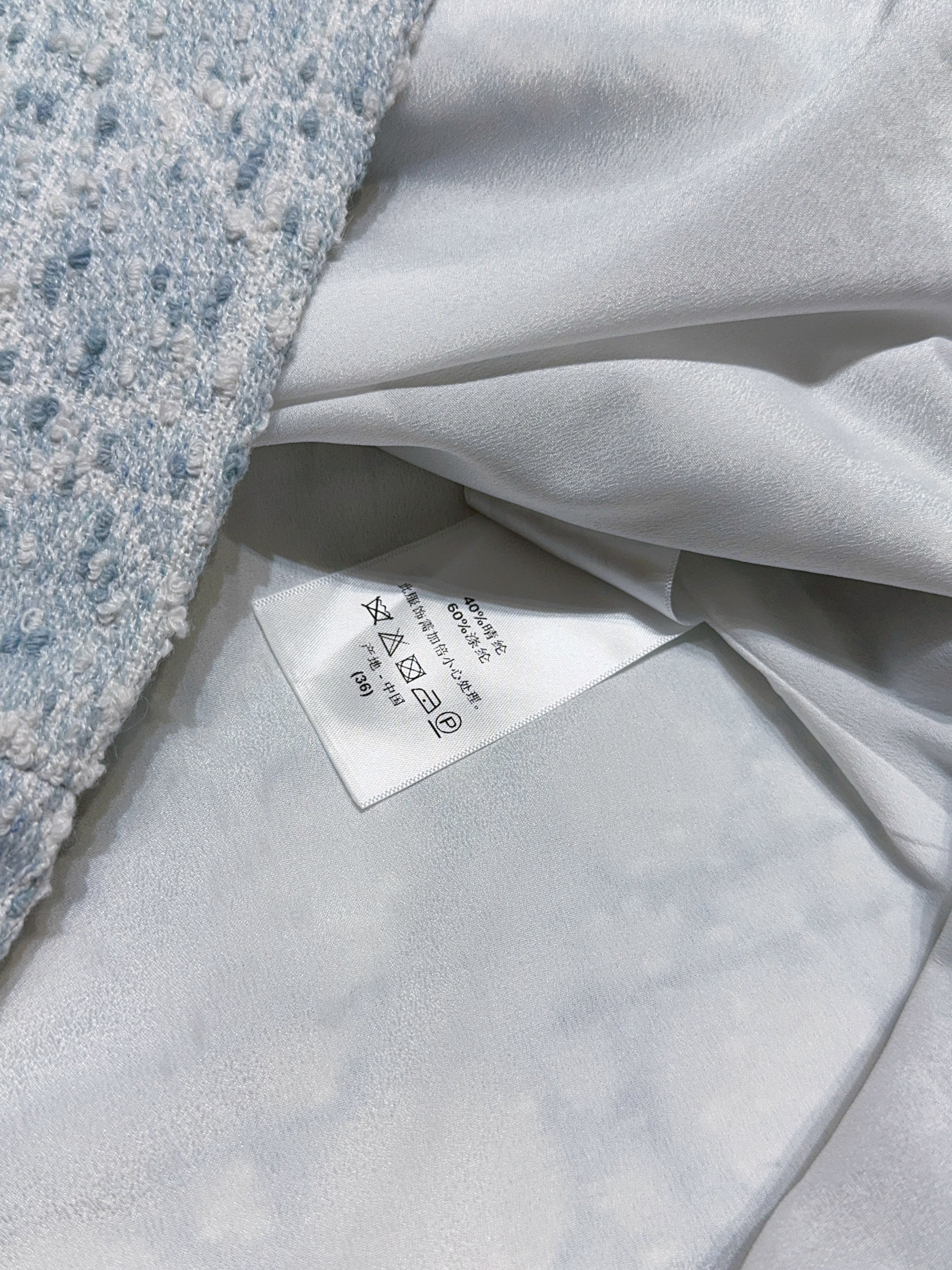 D家新品上架啦🆕❤️……复古经典格纹半身裙，舒适混纺质感，搭配精致格纹，为这条短裙赋予了别样魅力。高腰A