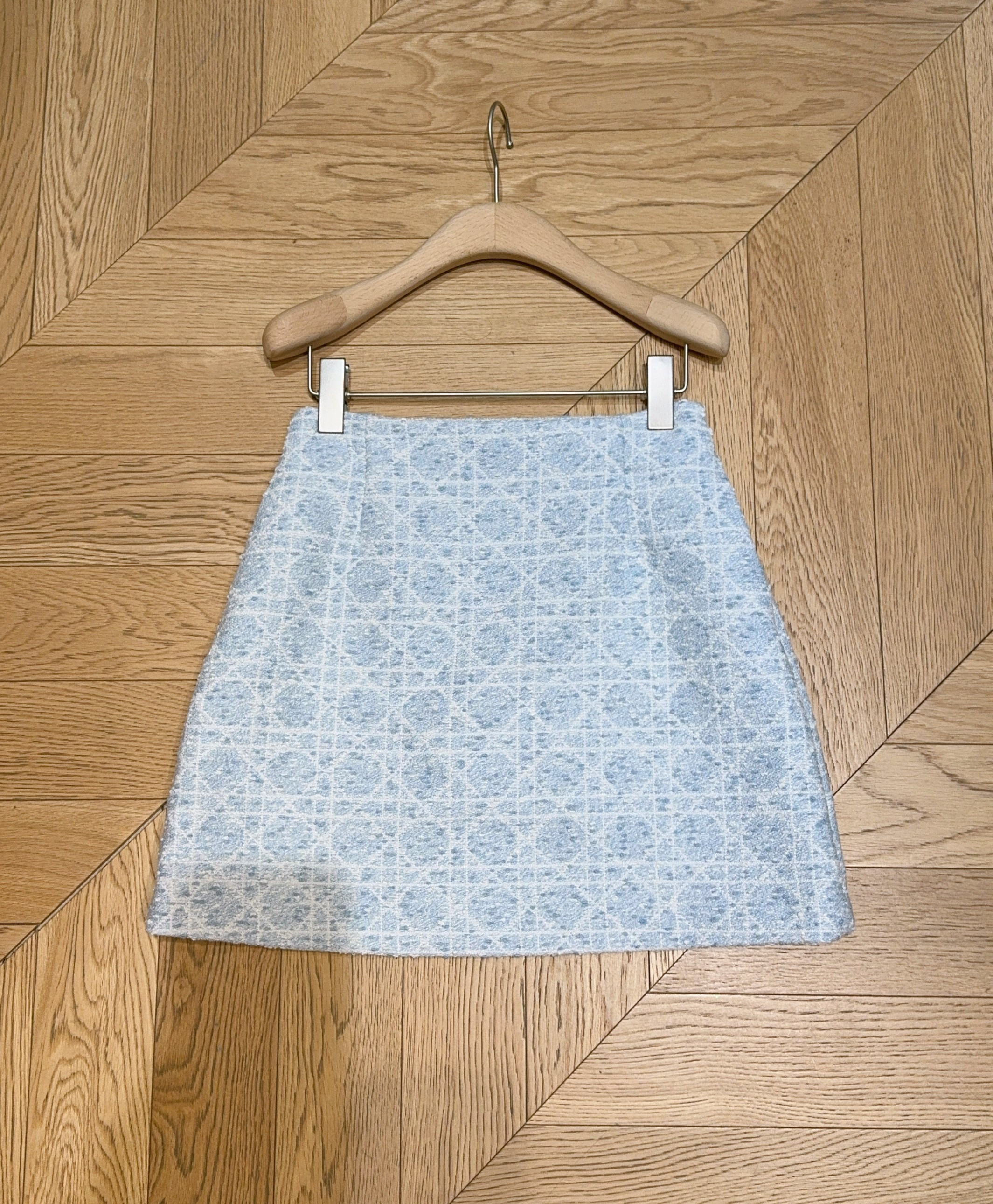 D家新品上架啦🆕❤️……复古经典格纹半身裙，舒适混纺质感，搭配精致格纹，为这条短裙赋予了别样魅力。高腰A