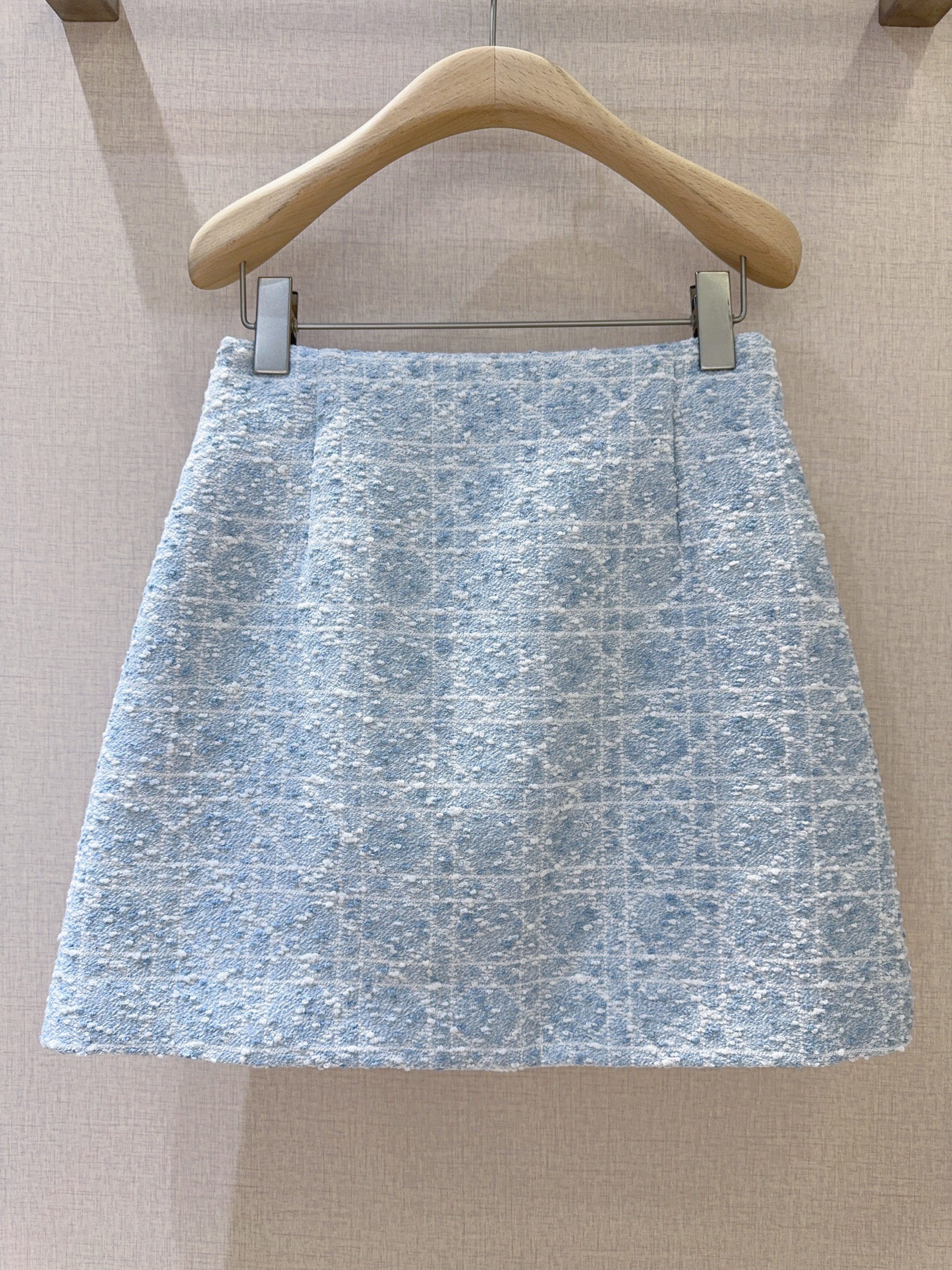 D家新品上架啦🆕❤️……复古经典格纹半身裙，舒适混纺质感，搭配精致格纹，为这条短裙赋予了别样魅力。高腰A