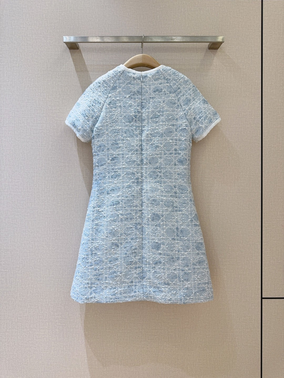 D家新品上架啦🆕❤️……复古风格纹连衣裙👗经典格纹元素，混纺舒适质地，带着旧时光的韵味，在浅浅色基调上焕