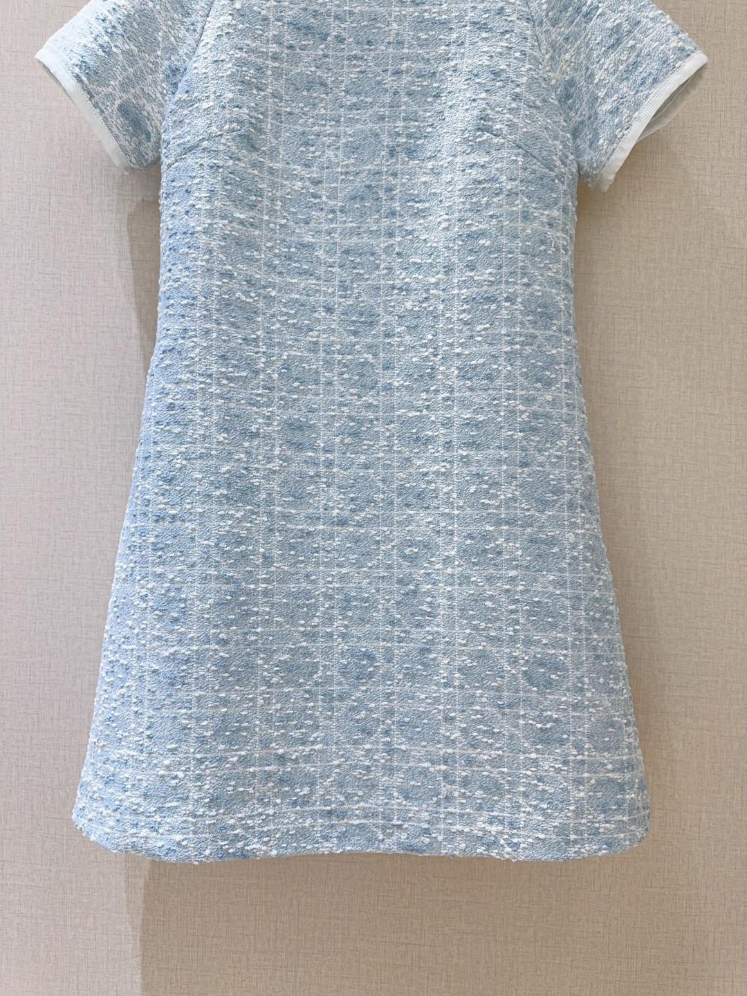 D家新品上架啦🆕❤️……复古风格纹连衣裙👗经典格纹元素，混纺舒适质地，带着旧时光的韵味，在浅浅色基调上焕