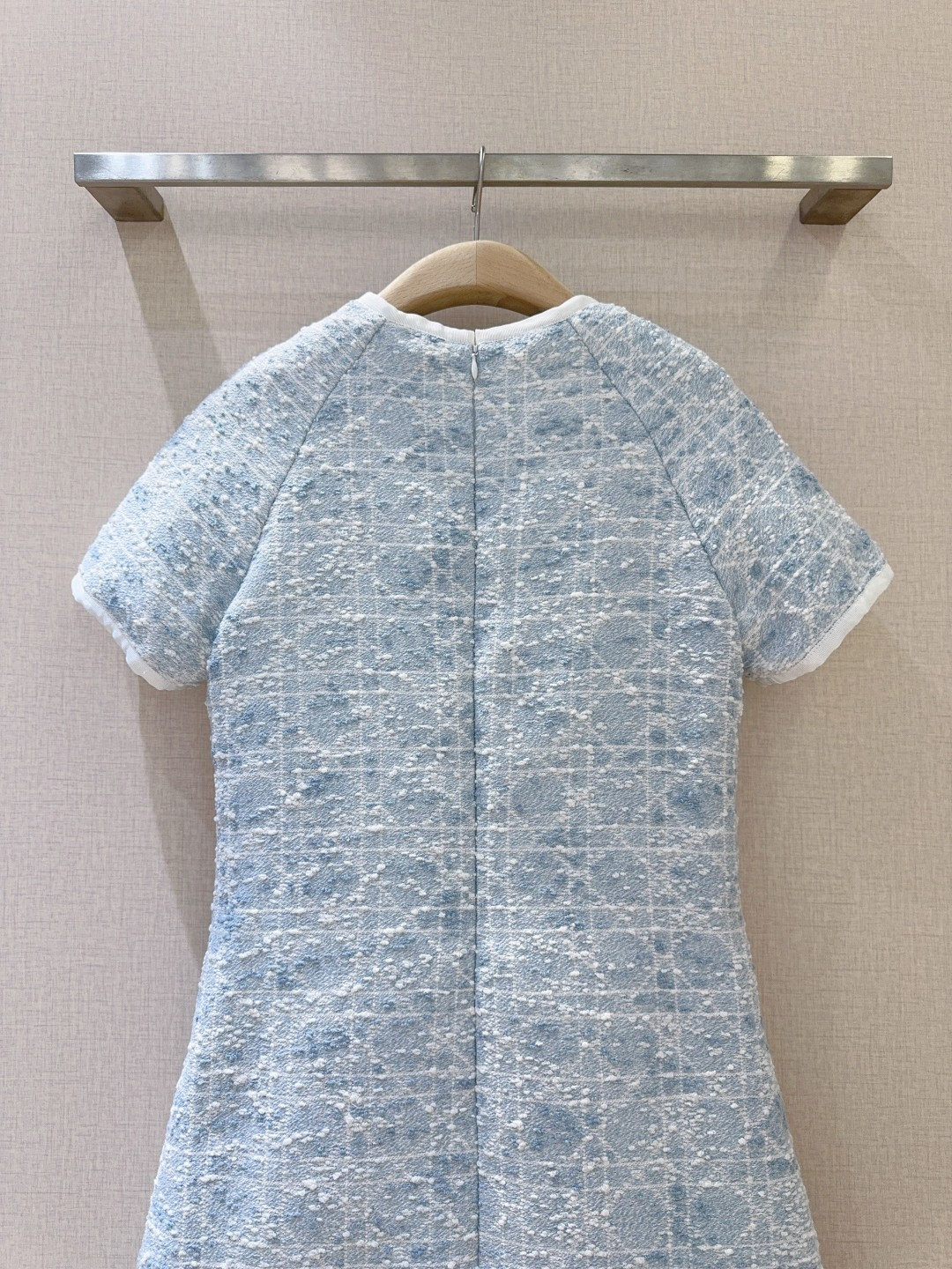 D家新品上架啦🆕❤️……复古风格纹连衣裙👗经典格纹元素，混纺舒适质地，带着旧时光的韵味，在浅浅色基调上焕