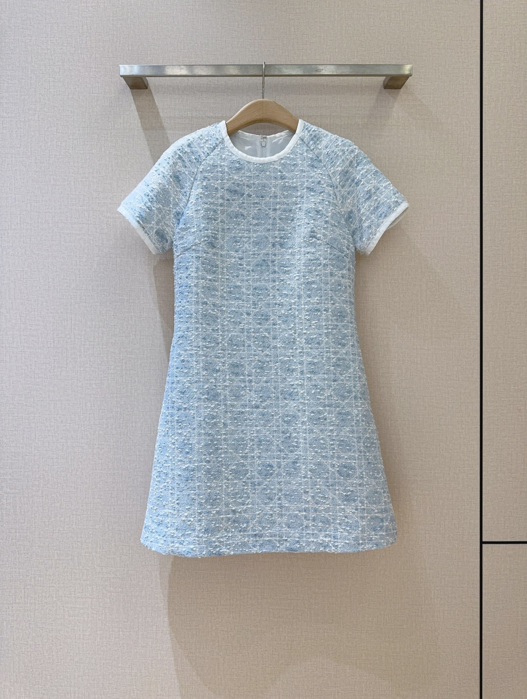 D家新品上架啦🆕❤️……复古风格纹连衣裙👗经典格纹元素，混纺舒适质地，带着旧时光的韵味，在浅浅色基调上焕