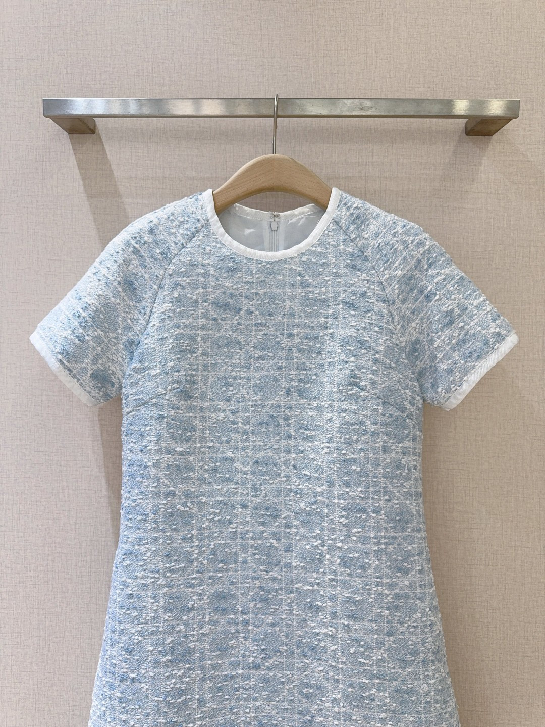 D家新品上架啦🆕❤️……复古风格纹连衣裙👗经典格纹元素，混纺舒适质地，带着旧时光的韵味，在浅浅色基调上焕