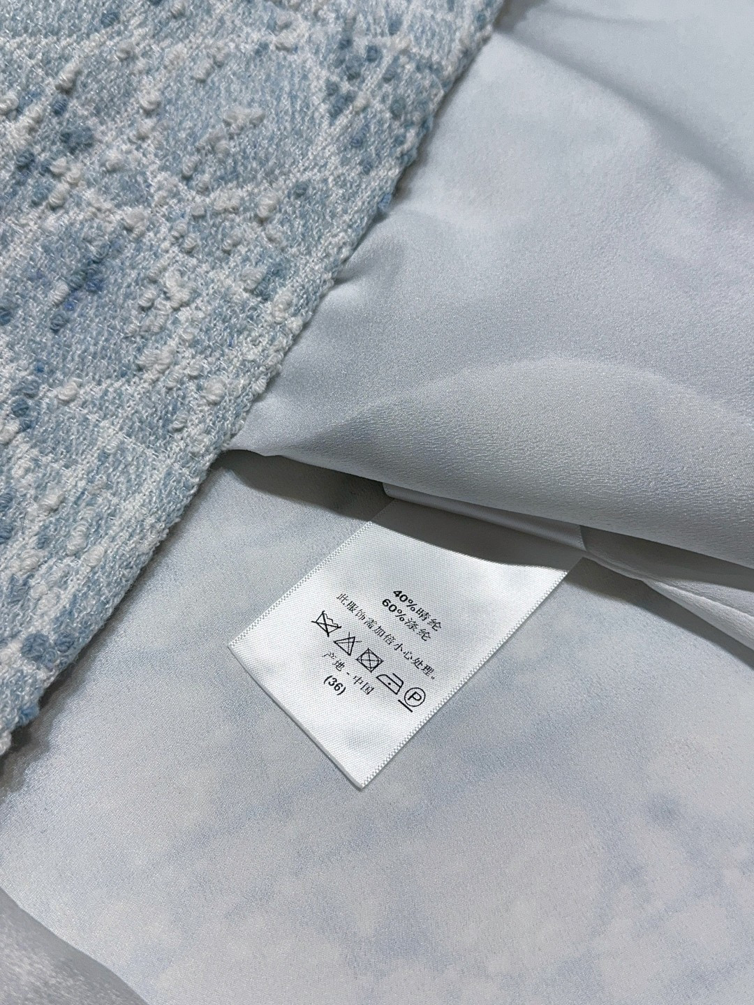 D家新品上架啦🆕❤️……复古风格纹连衣裙👗经典格纹元素，混纺舒适质地，带着旧时光的韵味，在浅浅色基调上焕